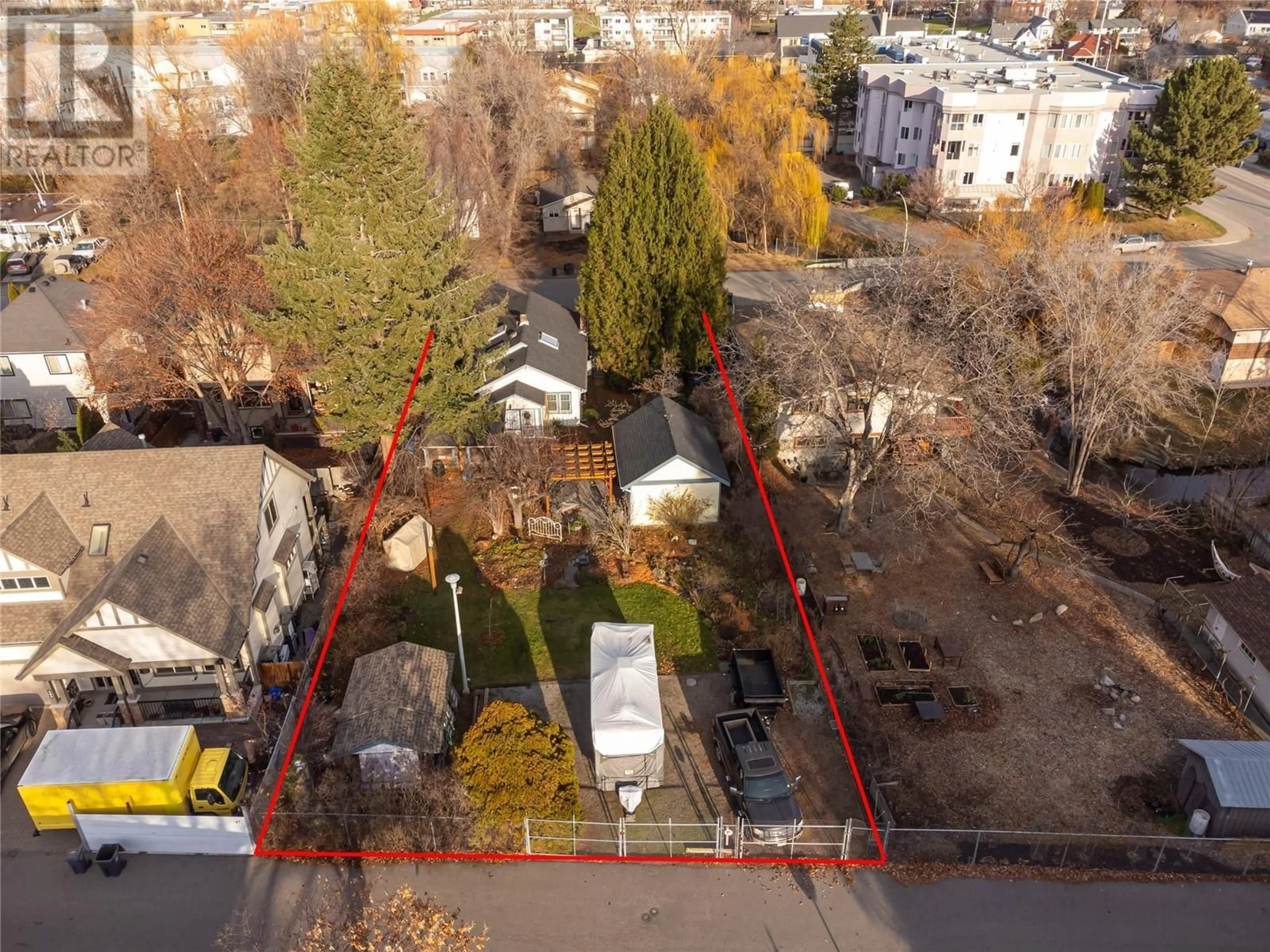 A pic from outside/outdoor area/front of a property/back of a property/a pic from drone, street for 621 Elliot Avenue, Kelowna British Columbia V1Y5S9