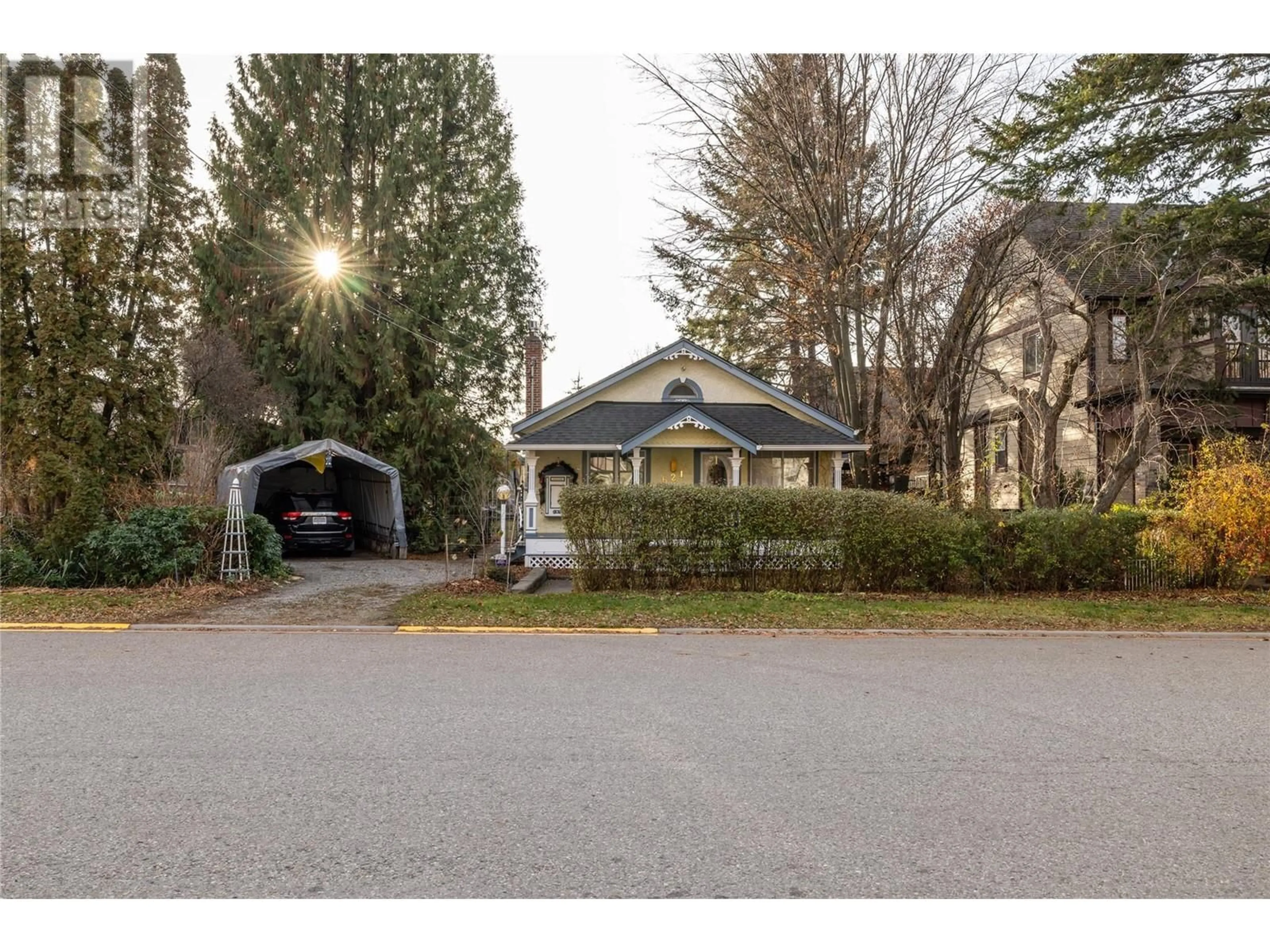 A pic from outside/outdoor area/front of a property/back of a property/a pic from drone, street for 621 Elliot Avenue, Kelowna British Columbia V1Y5S9