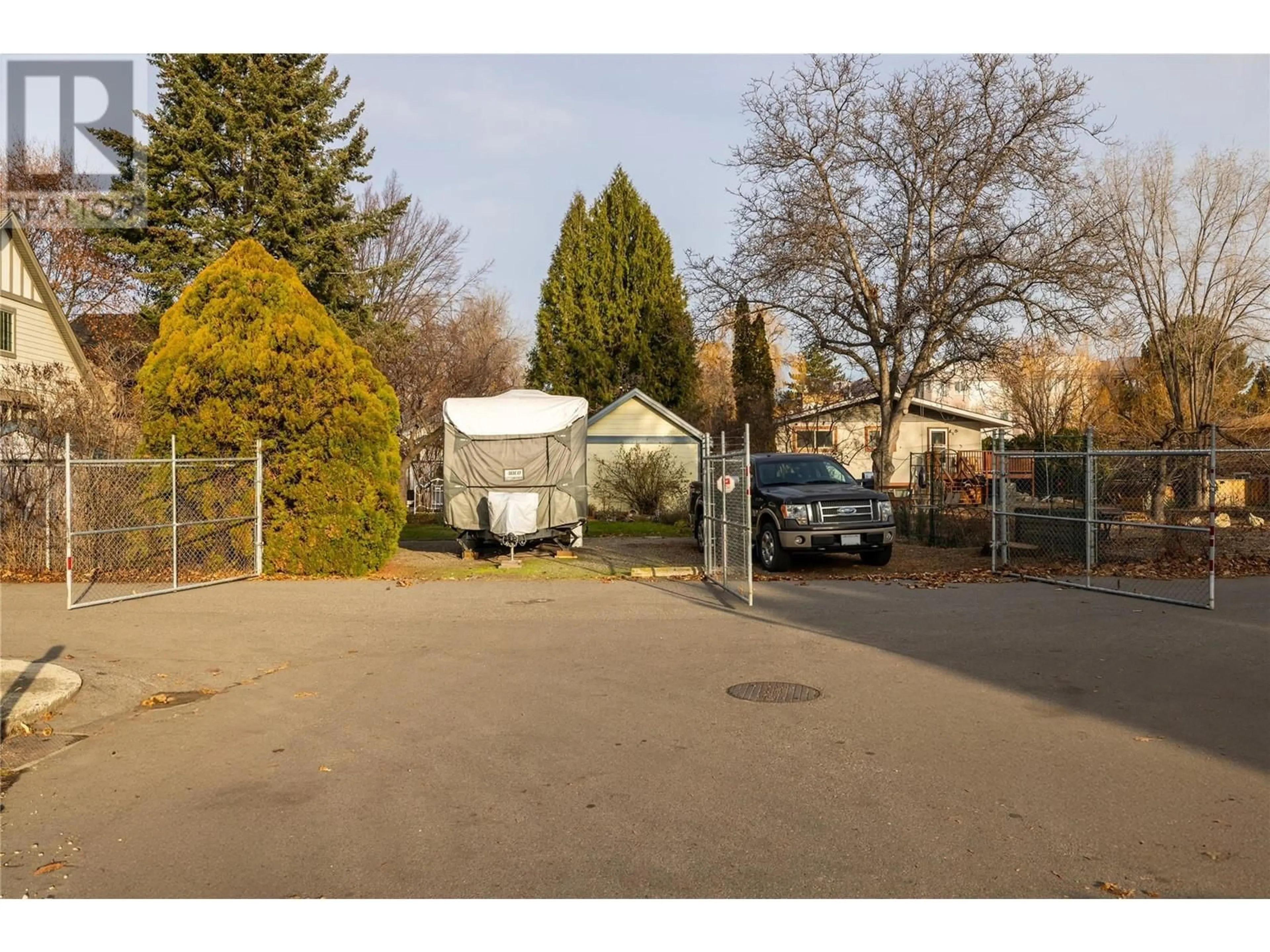 A pic from outside/outdoor area/front of a property/back of a property/a pic from drone, street for 621 Elliot Avenue, Kelowna British Columbia V1Y5S9