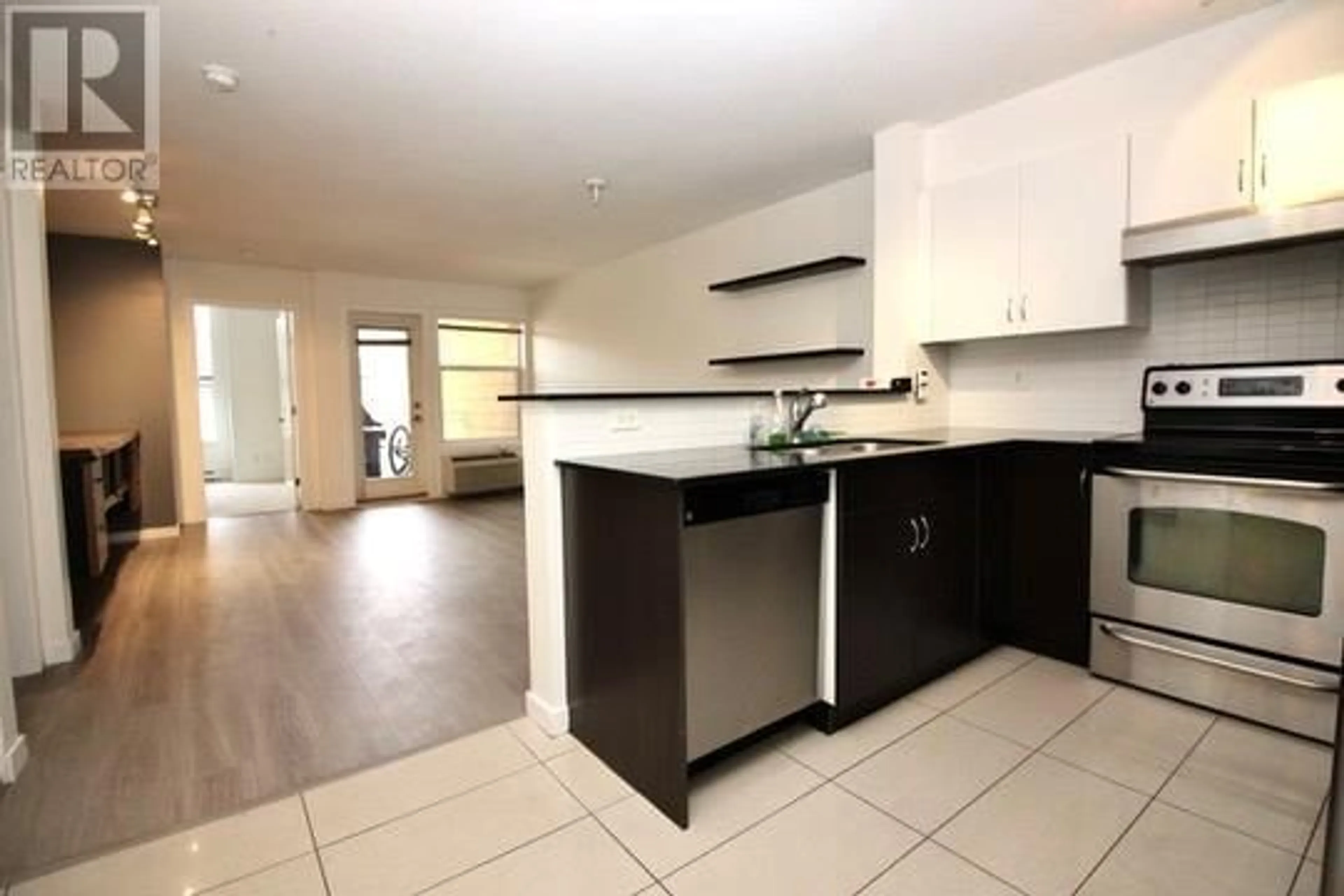 Open concept kitchen, ceramic/tile floor for 571 Yates Road Unit# 404, Kelowna British Columbia V1V2V5