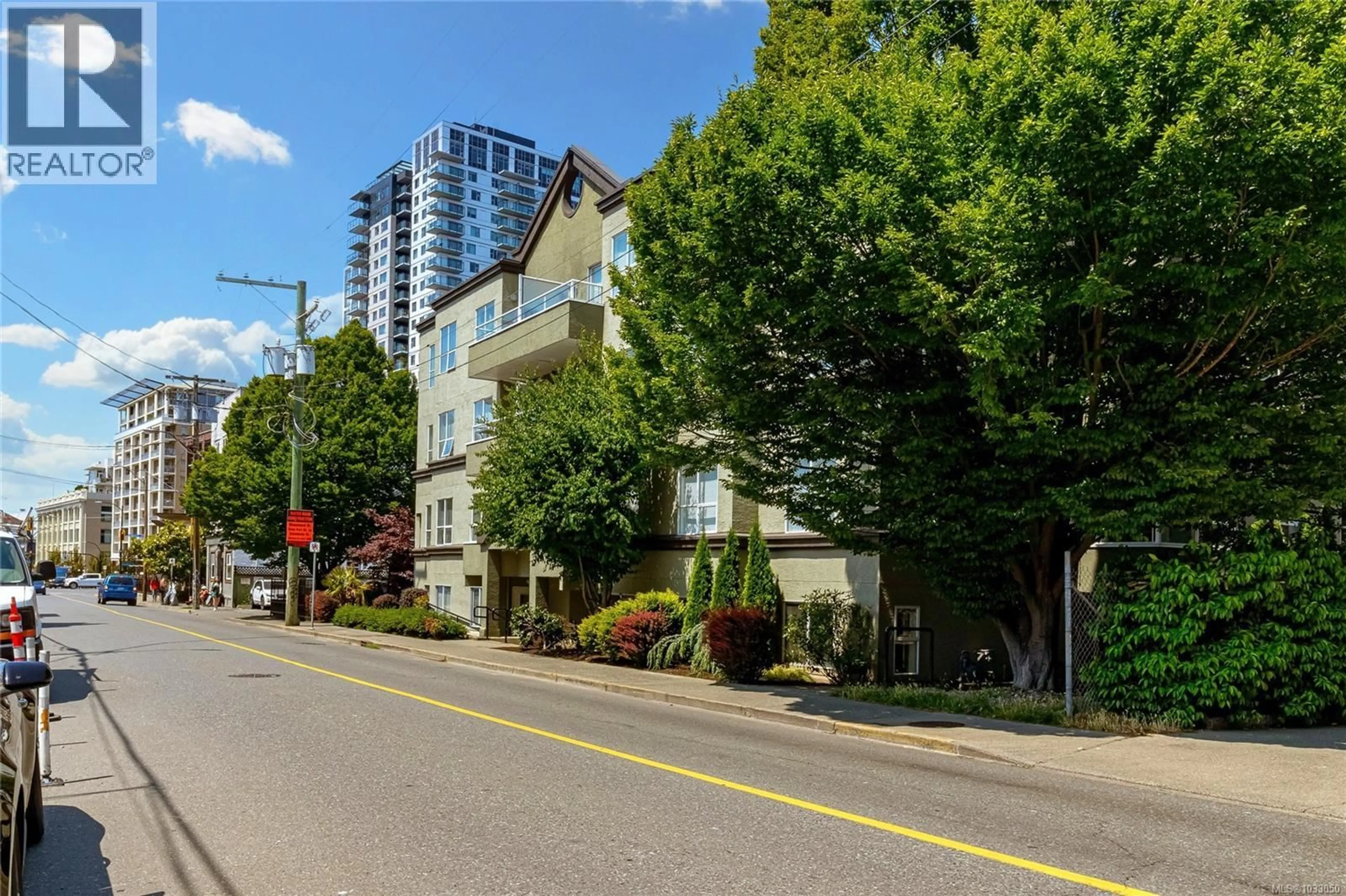 Patio, street for 402 - 832 FISGARD STREET, Victoria British Columbia V8W1S1