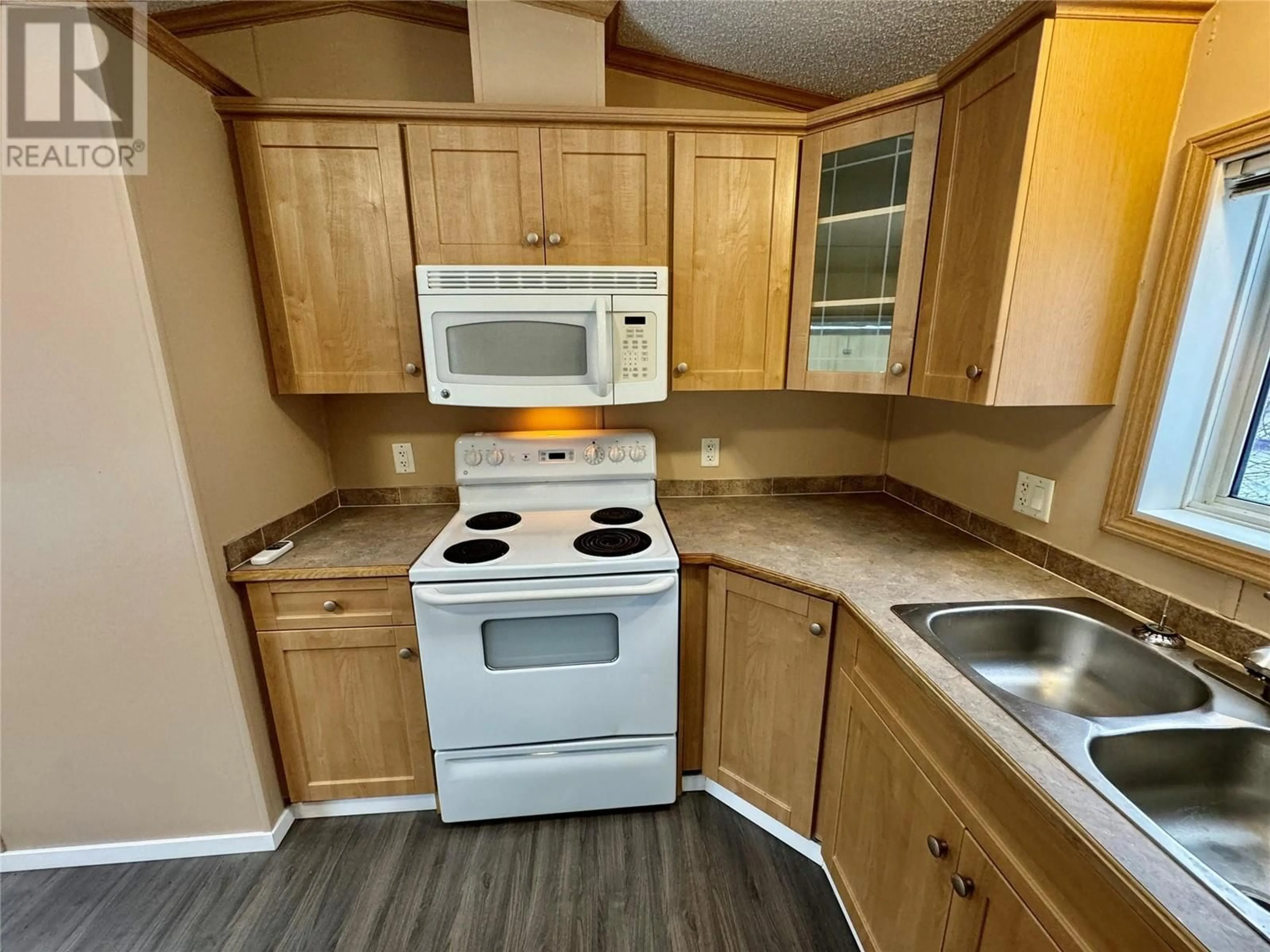 Standard kitchen, wood/laminate floor for 4650 Cunningham Frontage Road Unit# 3, Malakwa British Columbia V0E2J0