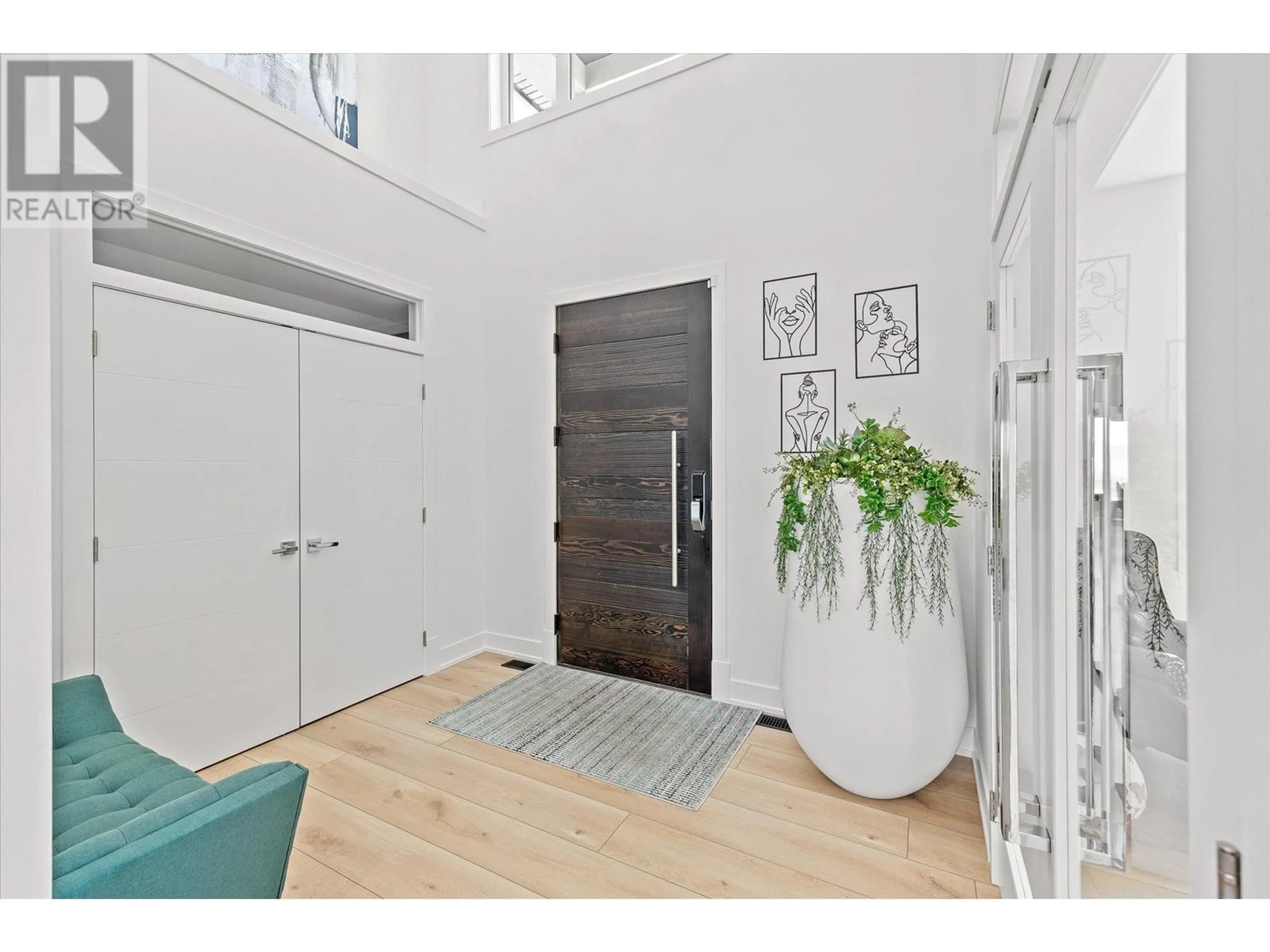 Indoor entryway for 750 KUIPERS CRESCENT, Kelowna British Columbia V1W5H4