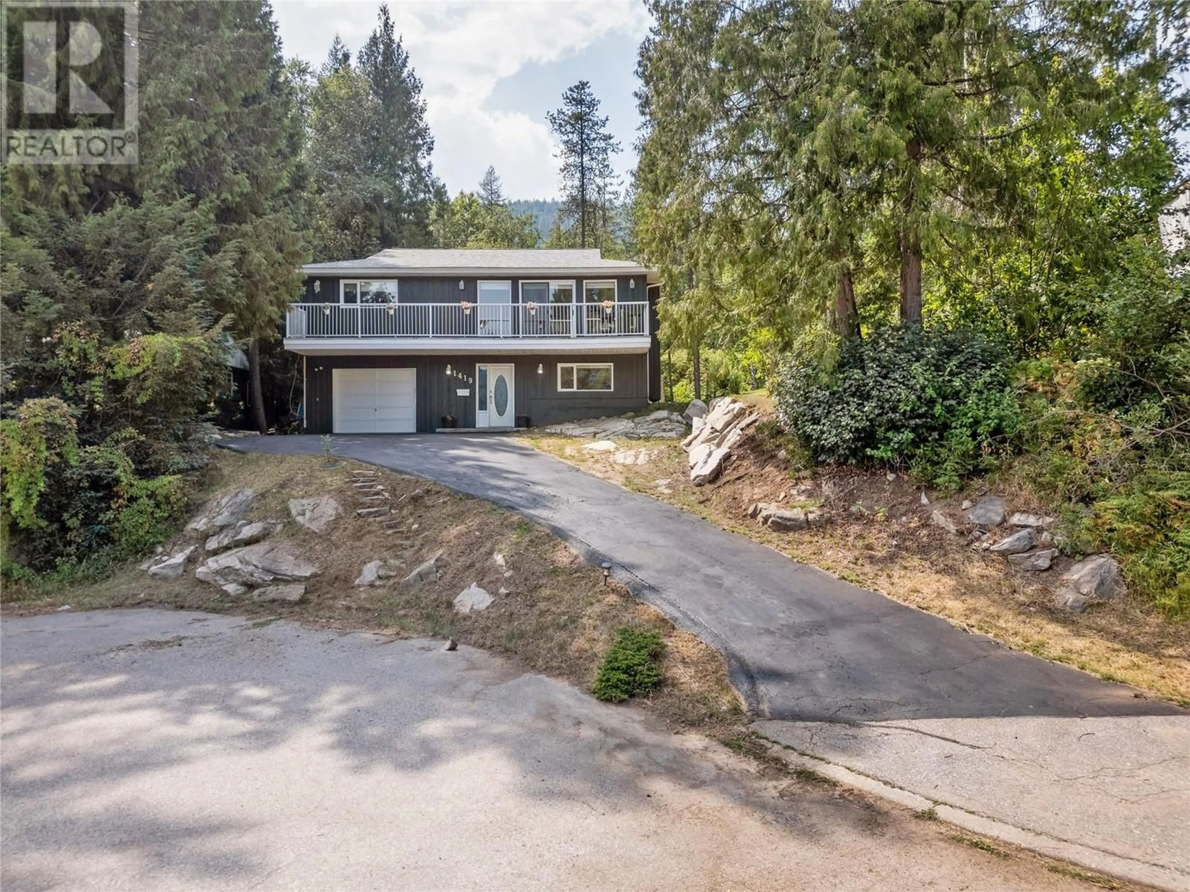 A pic from outside/outdoor area/front of a property/back of a property/a pic from drone, unknown for 1419 HIGHLAND Drive, Castlegar British Columbia V1N3V8