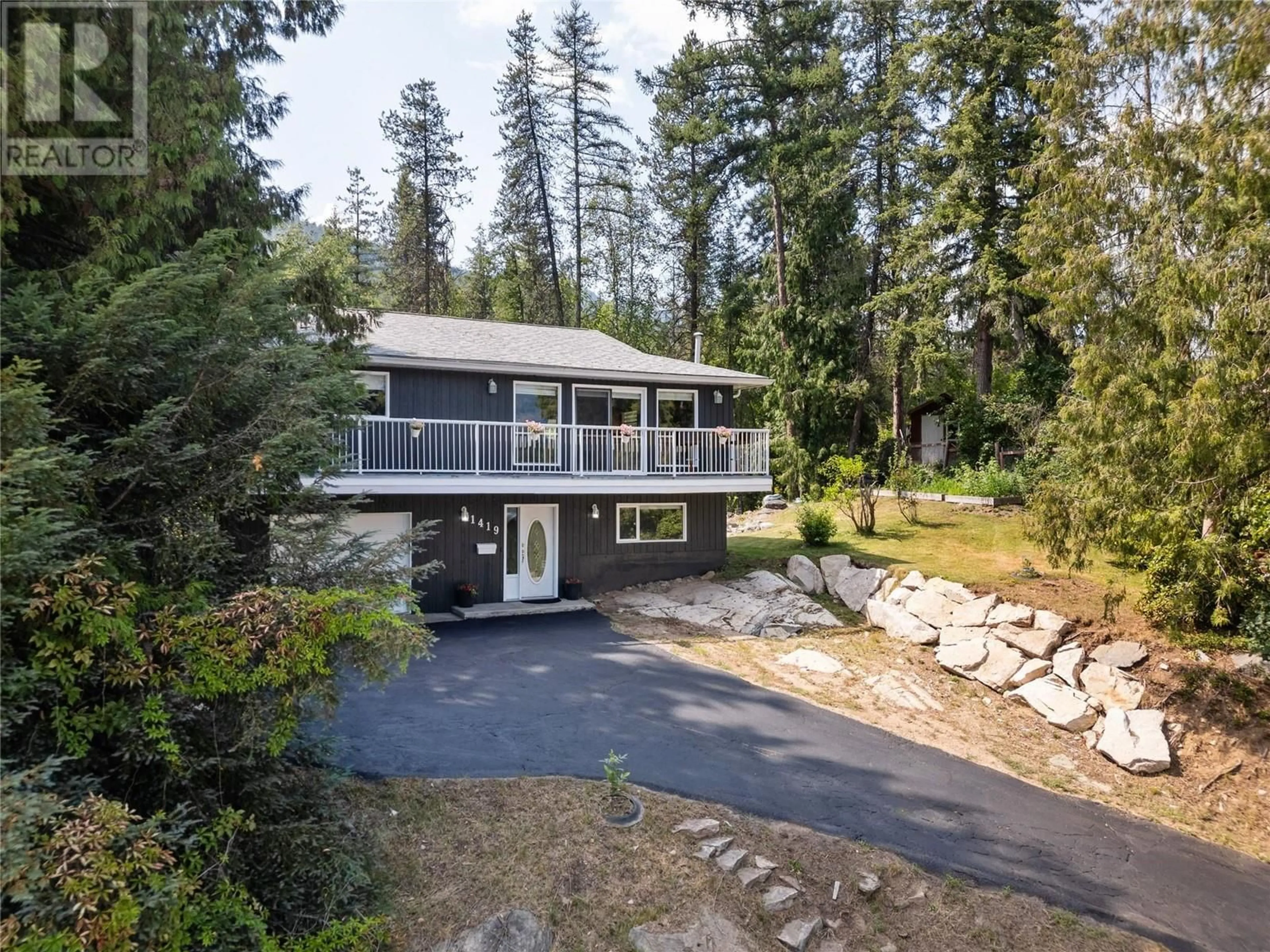 A pic from outside/outdoor area/front of a property/back of a property/a pic from drone, unknown for 1419 HIGHLAND Drive, Castlegar British Columbia V1N3V8