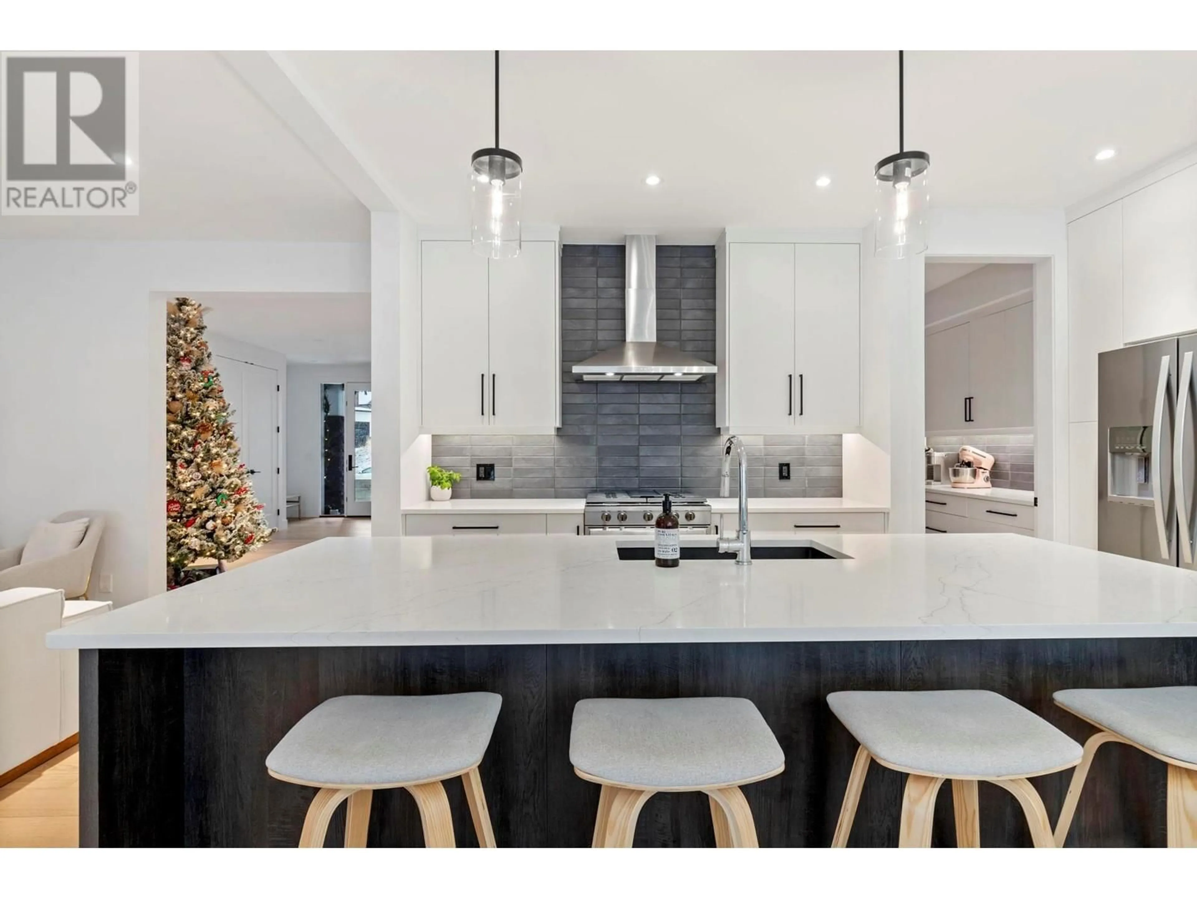 Contemporary kitchen, unknown for 423 Vision Court, Kelowna British Columbia V1W5A8