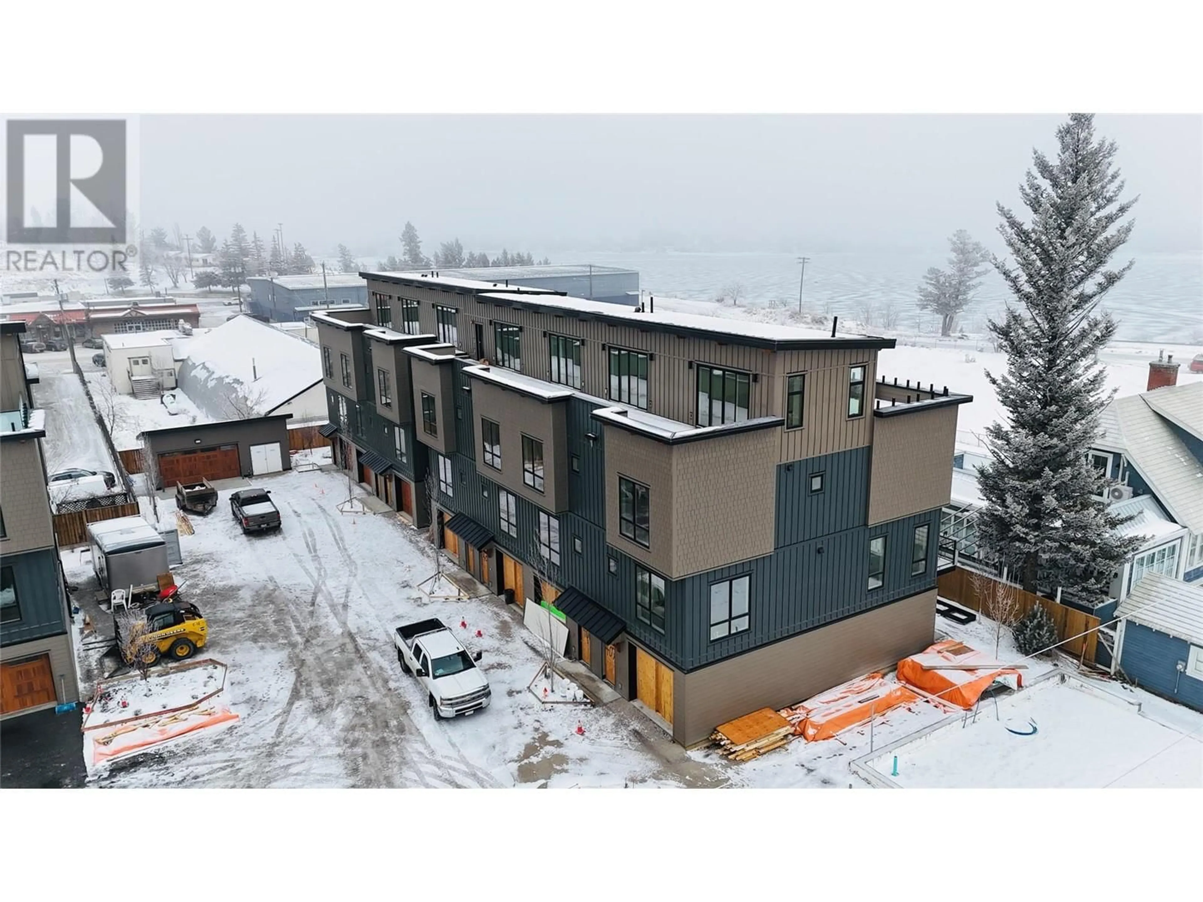 A pic from outside/outdoor area/front of a property/back of a property/a pic from drone, building for 406 - 510 14TH STREET, Invermere British Columbia V0A1K0