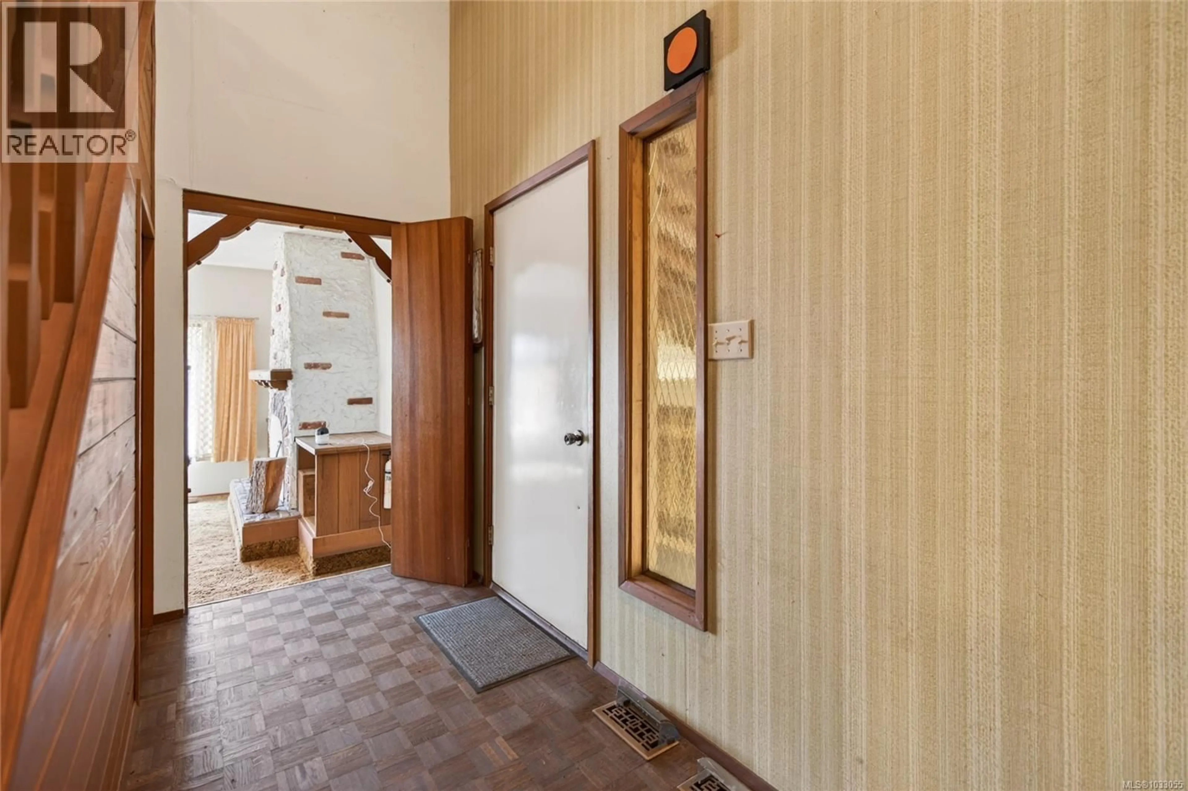 Indoor foyer for 7191 ISLAND HIGHWAY, Fanny Bay British Columbia V0R1W0