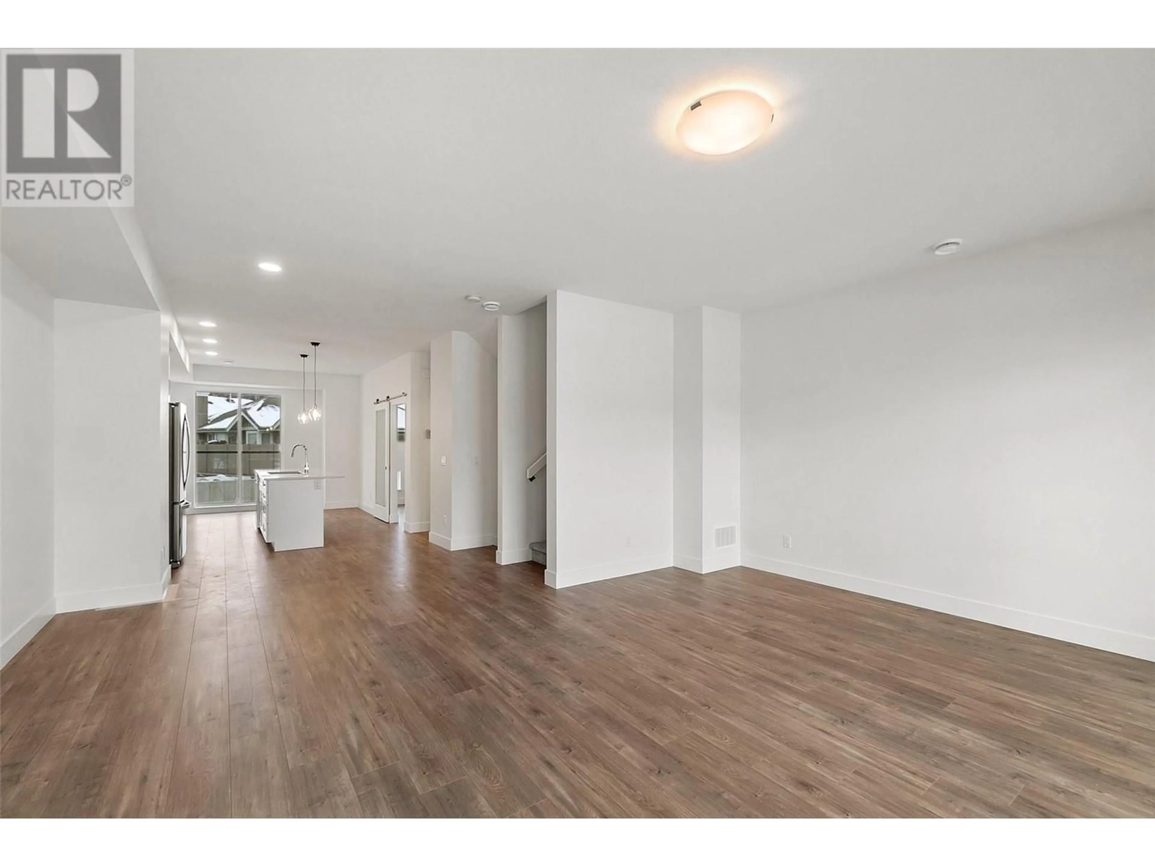 Indoor foyer for 49 - 720 VALLEY ROAD, Kelowna British Columbia V1V2E6
