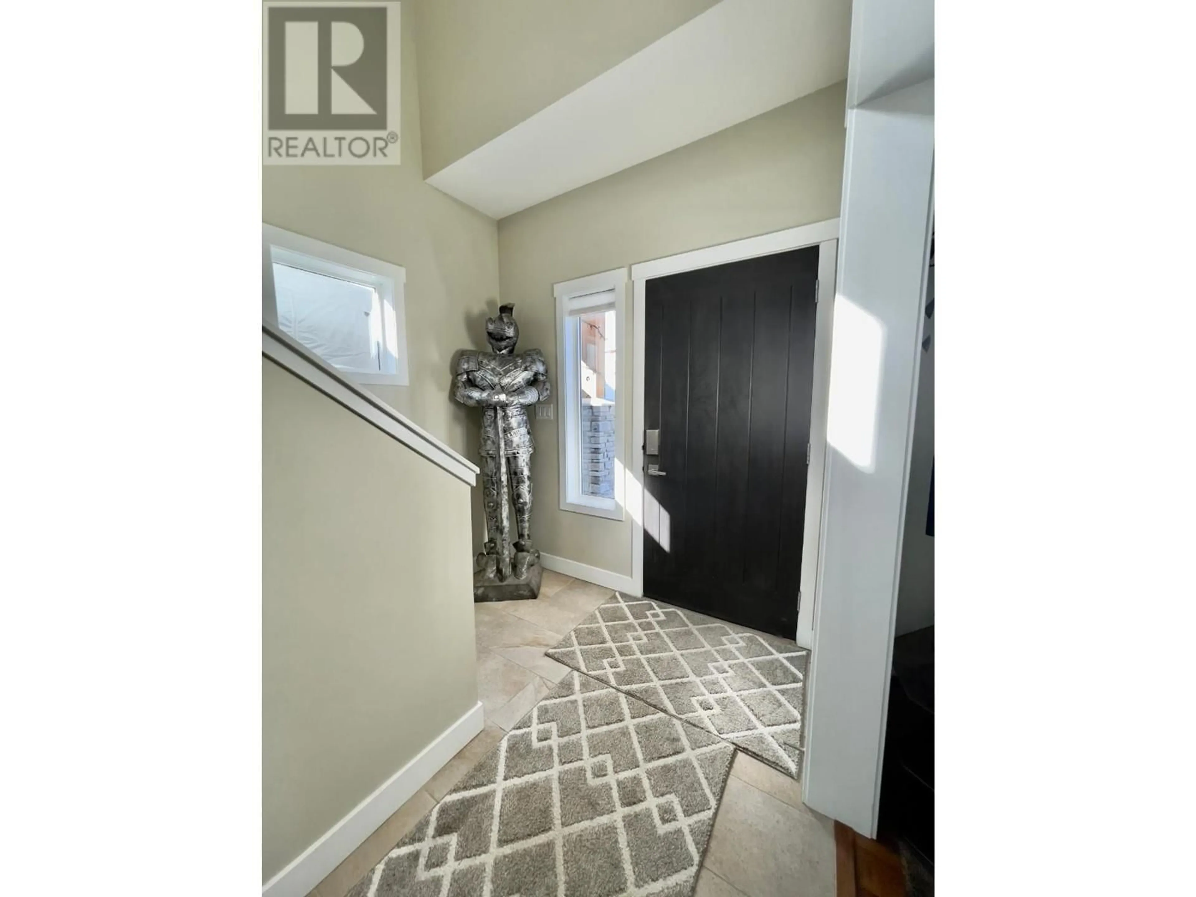 Indoor entryway for 2050 LAWRENCE Avenue, Penticton British Columbia V2A9G6