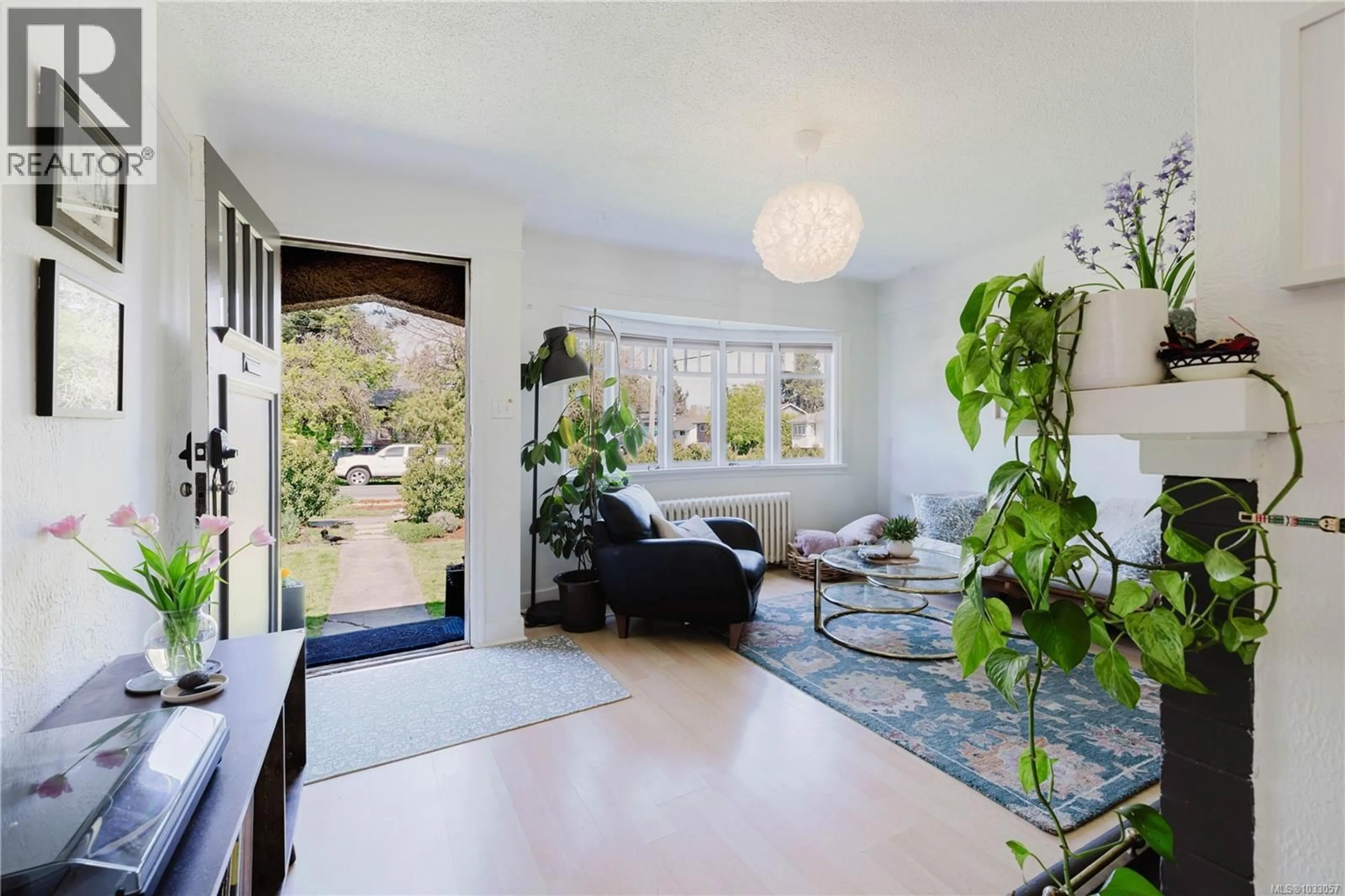 Living room with furniture, unknown for 485 MARIGOLD ROAD, Saanich British Columbia V8Z4R3