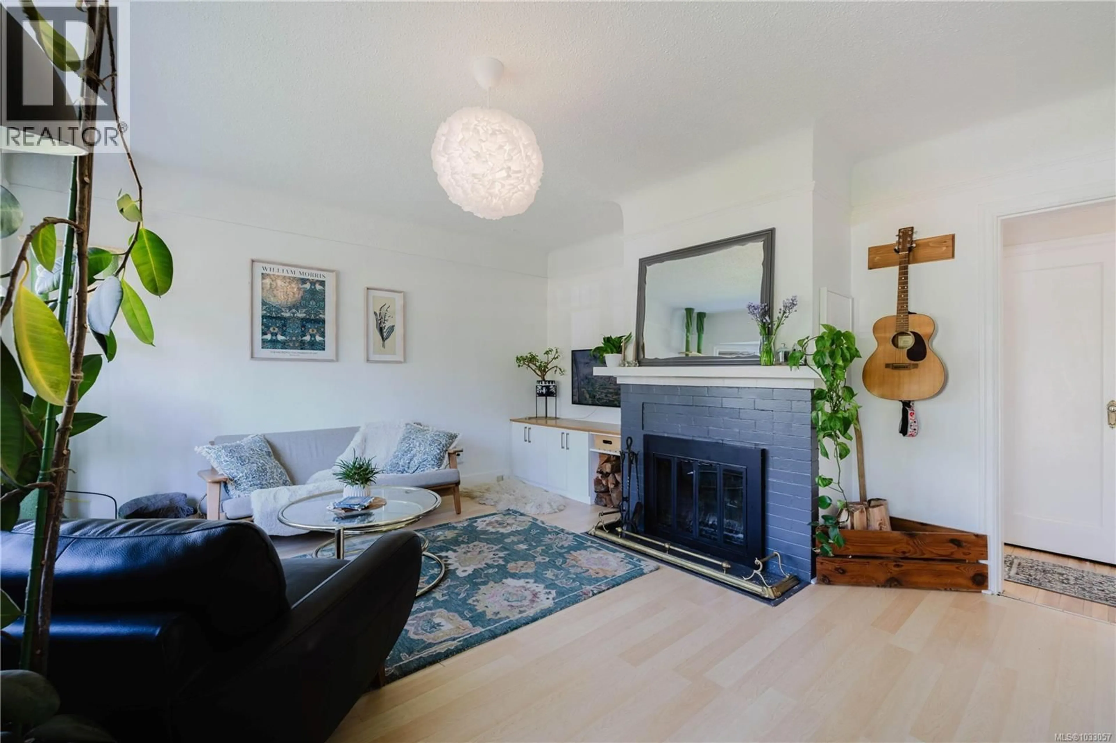 Living room with furniture, wood/laminate floor for 485 MARIGOLD ROAD, Saanich British Columbia V8Z4R3