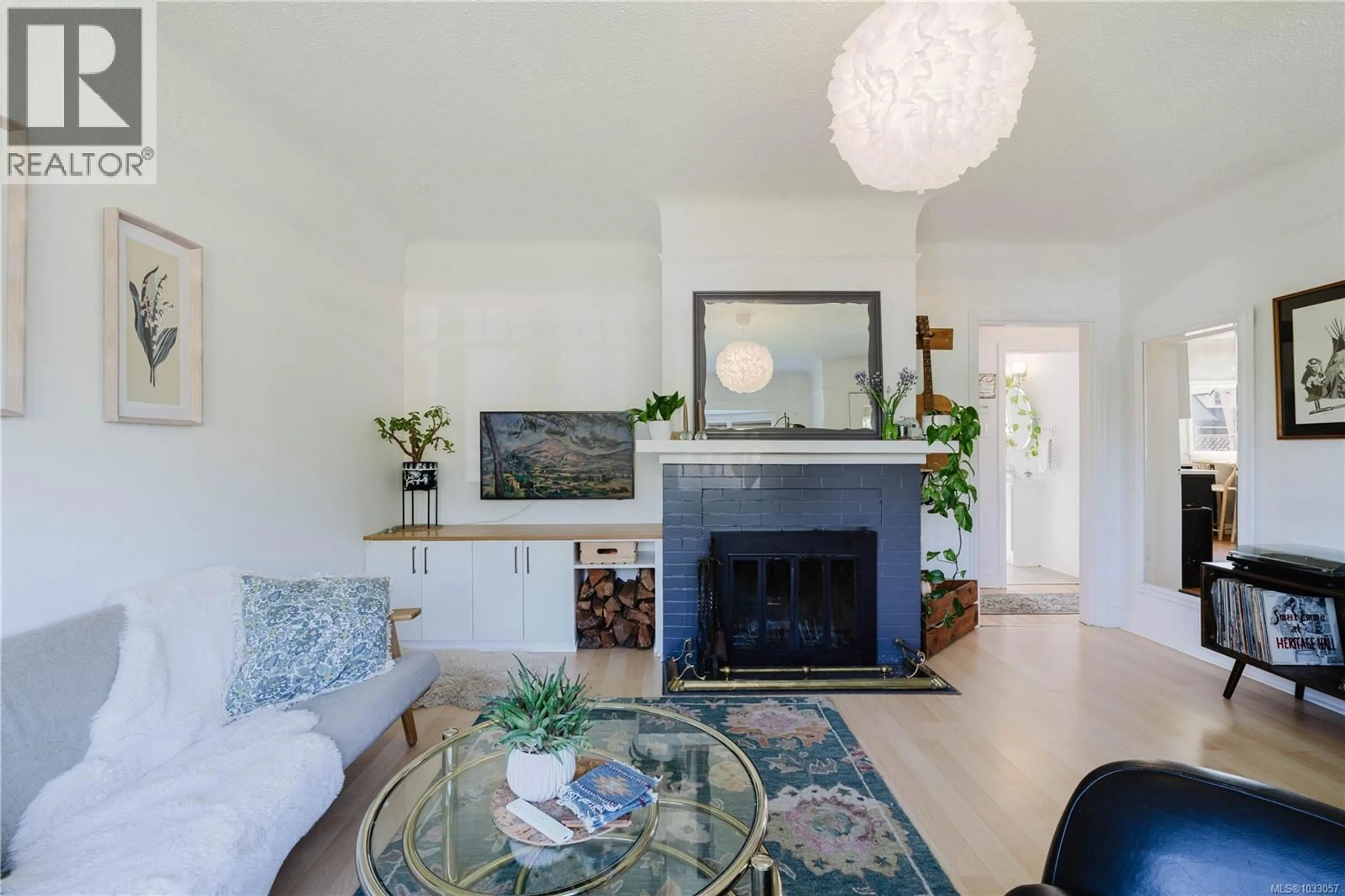 Living room with furniture, unknown for 485 MARIGOLD ROAD, Saanich British Columbia V8Z4R3