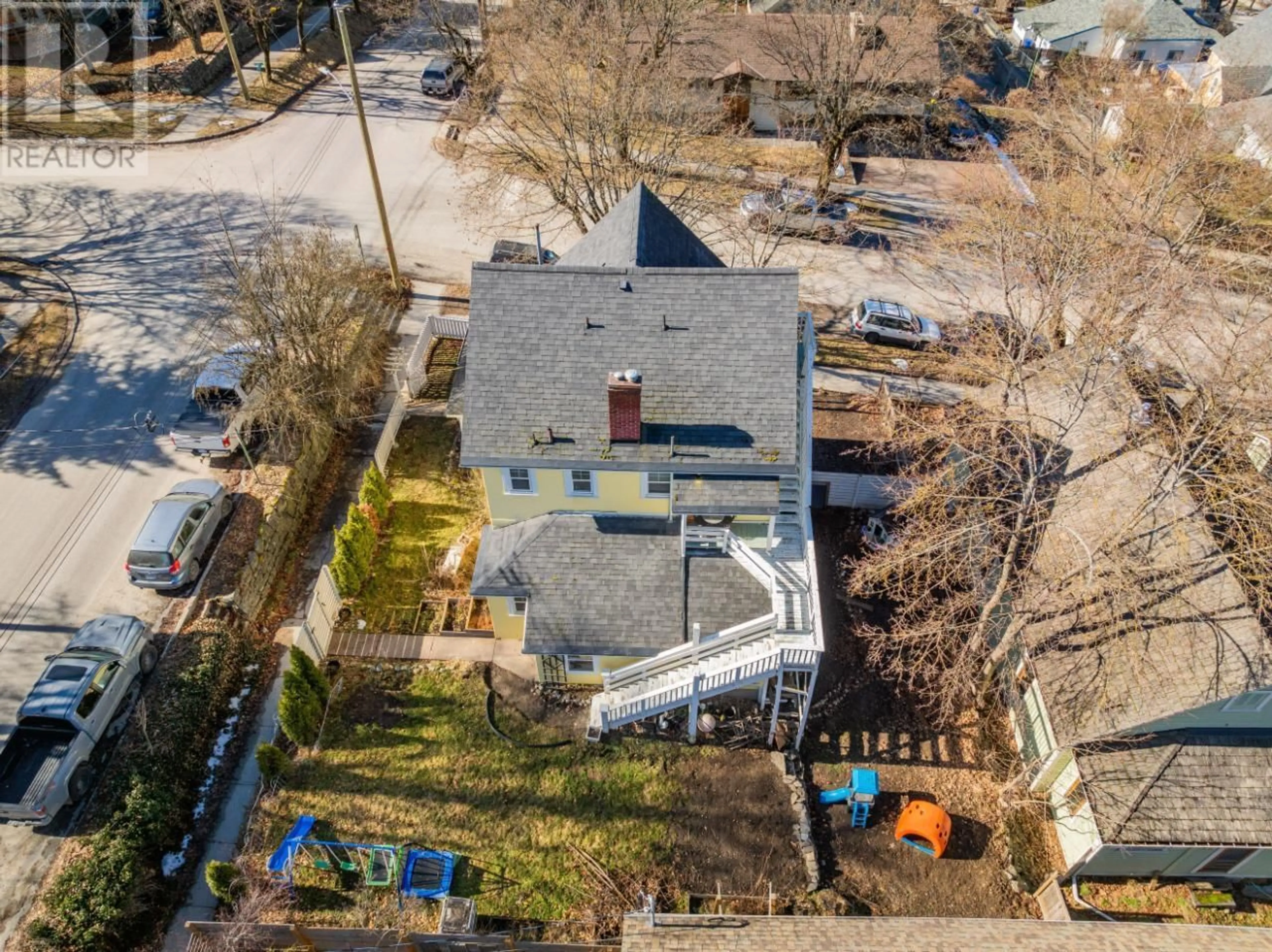 A pic from outside/outdoor area/front of a property/back of a property/a pic from drone, building for 723 HENDRYX Street, Nelson British Columbia V1L2B1