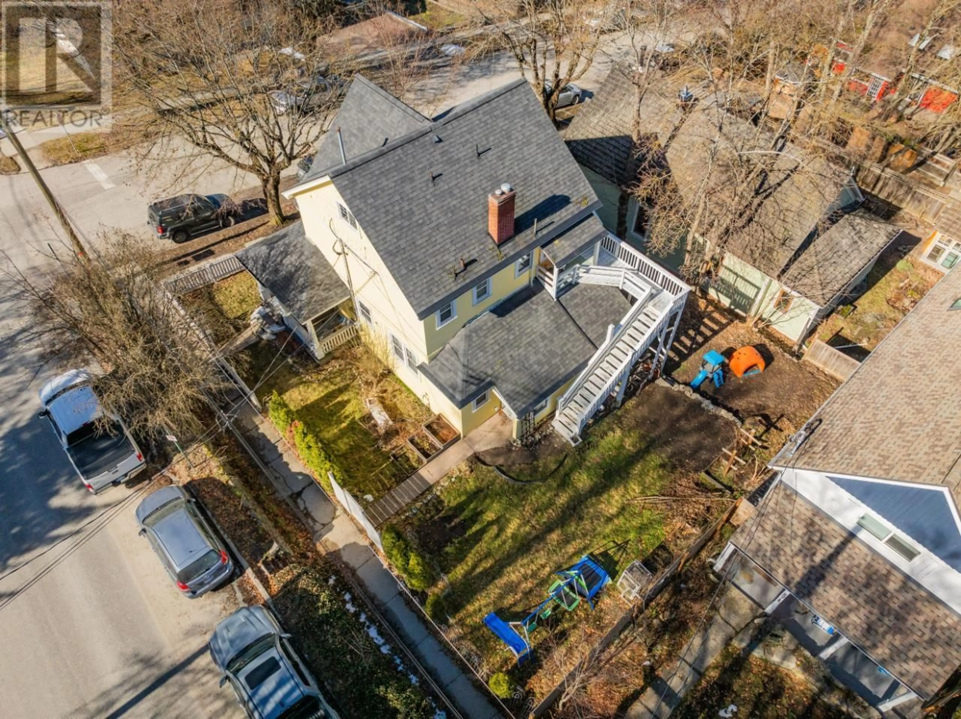 A pic from outside/outdoor area/front of a property/back of a property/a pic from drone, unknown for 723 HENDRYX Street, Nelson British Columbia V1L2B1