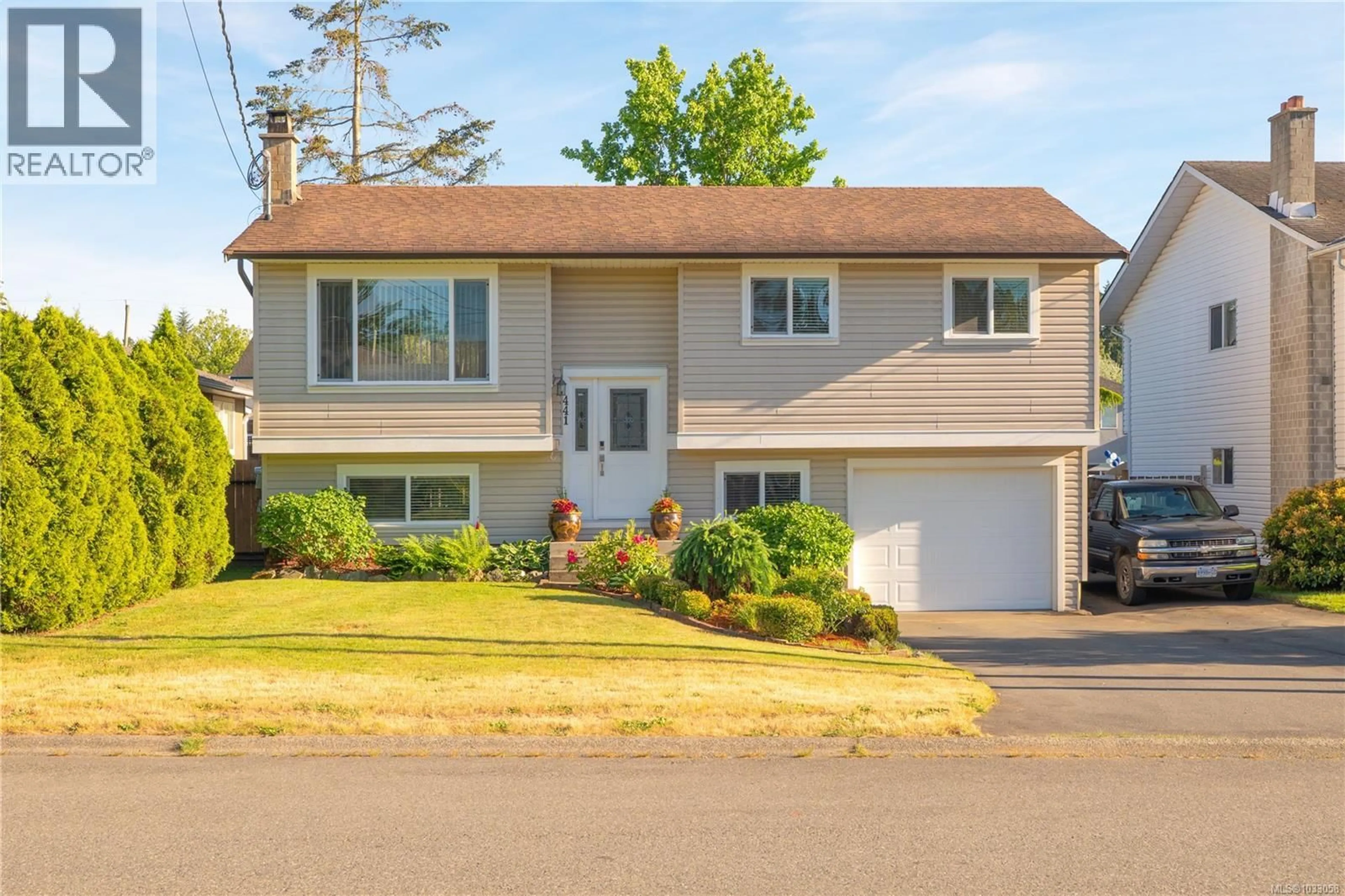 Home with vinyl exterior material, street for 441 DEERING STREET, Nanaimo British Columbia V9R6E5