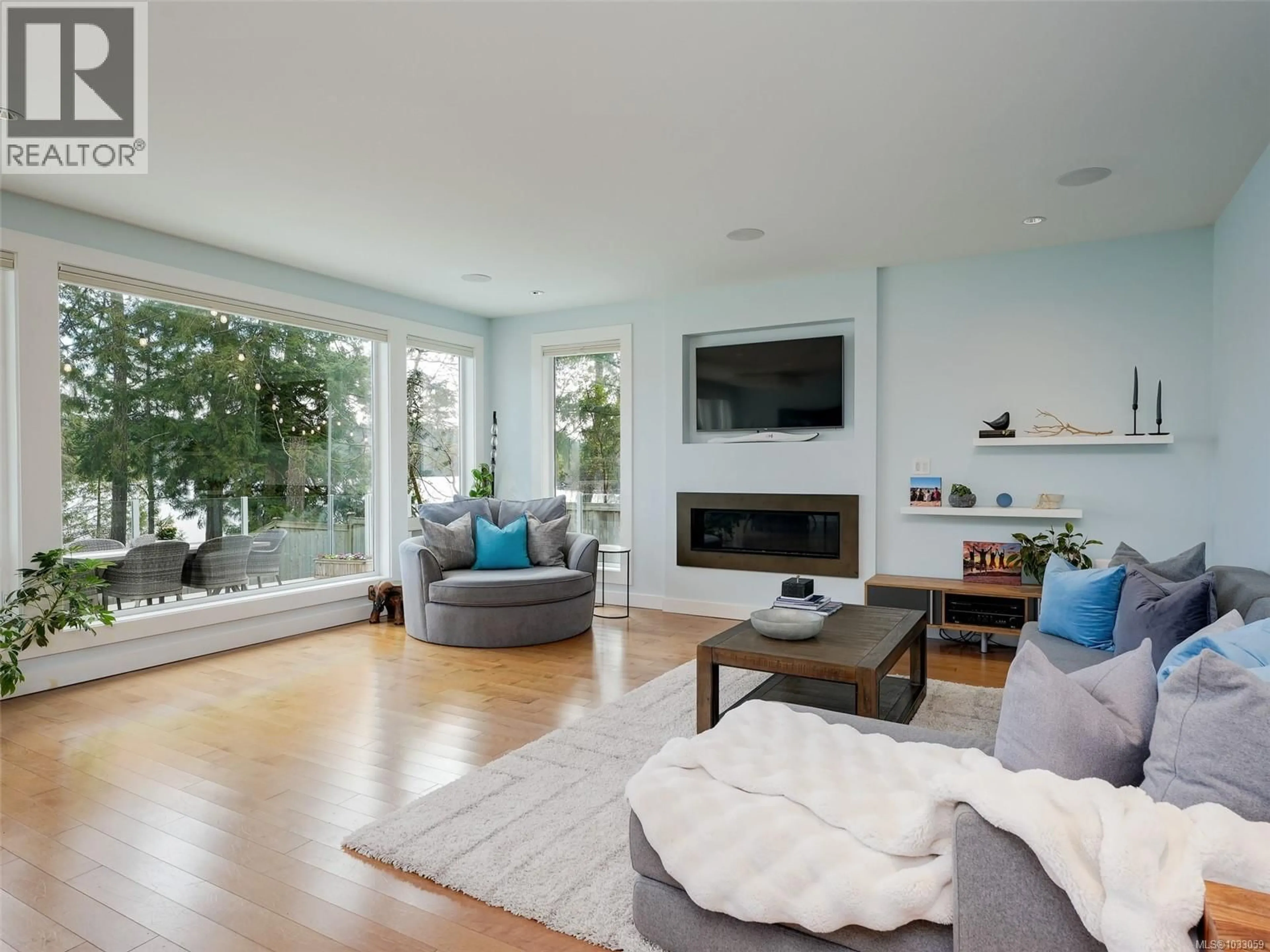 Living room with furniture, unknown for 4885 PROSPECT LAKE ROAD, Saanich British Columbia V9E1J5