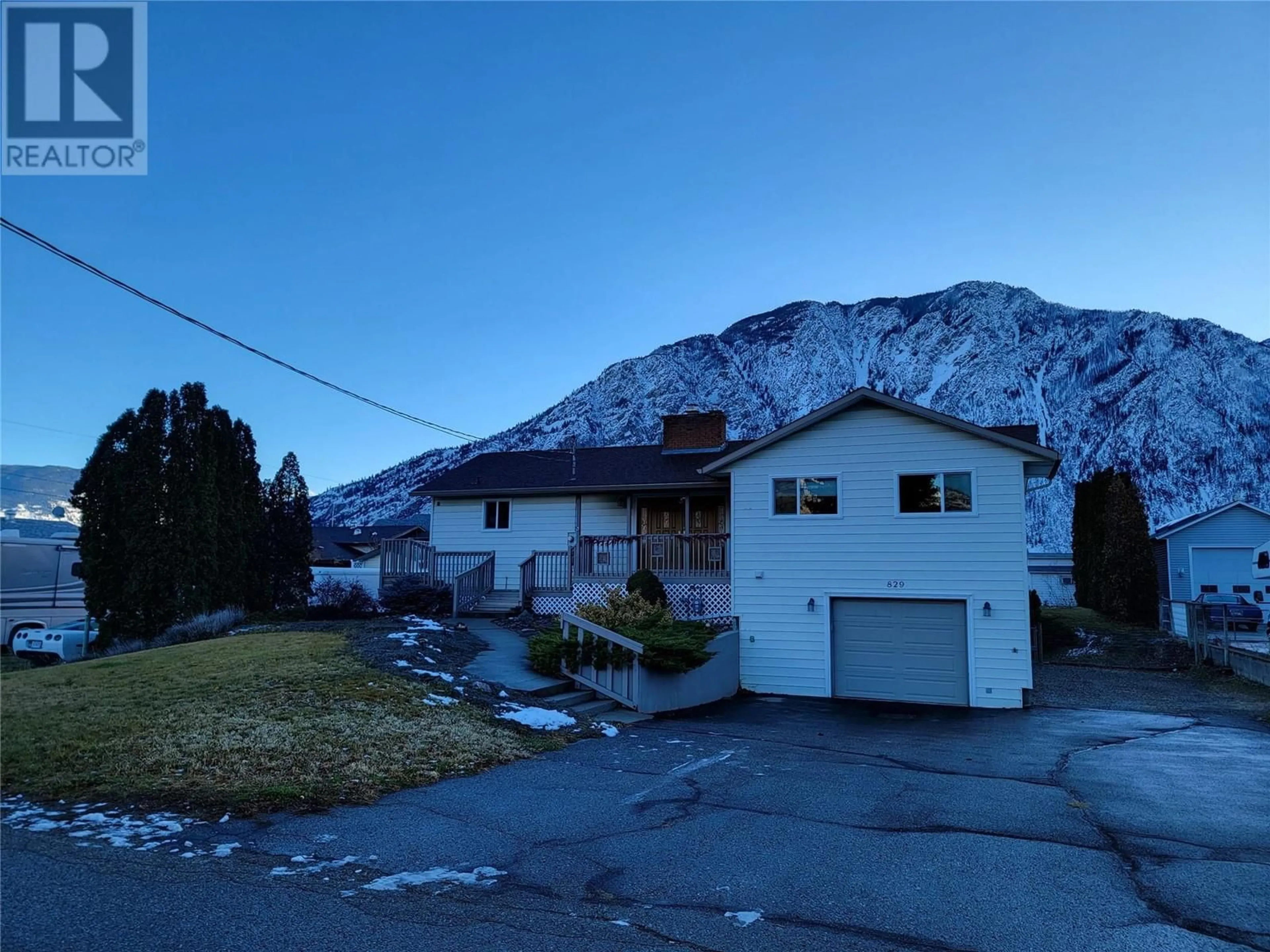 A pic from outside/outdoor area/front of a property/back of a property/a pic from drone, mountain view for 829 3rd Avenue, Keremeos British Columbia V0X1N2