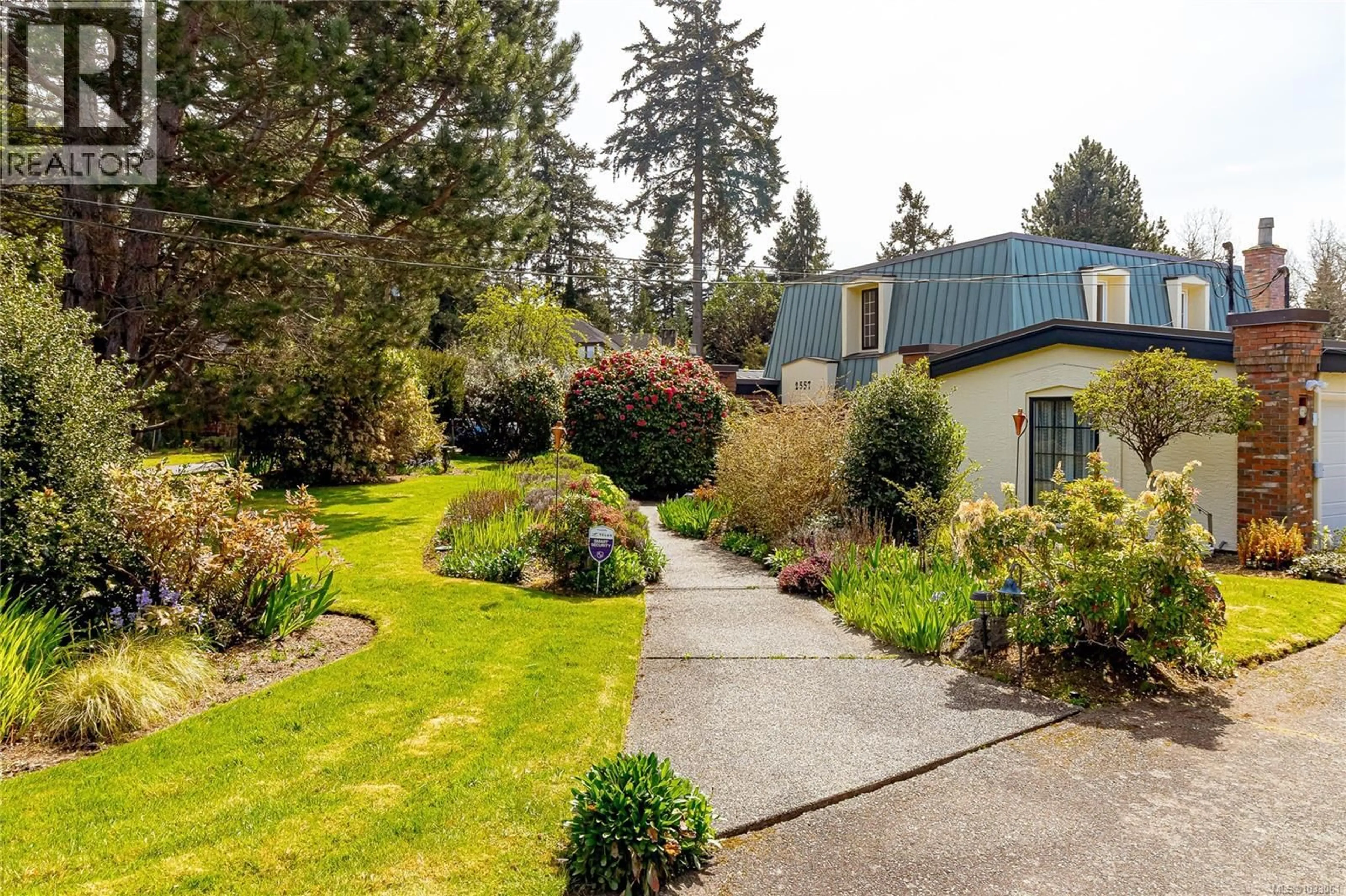 Patio, unknown for 2557 ANNABERN CRESCENT, Saanich British Columbia V8N5E9