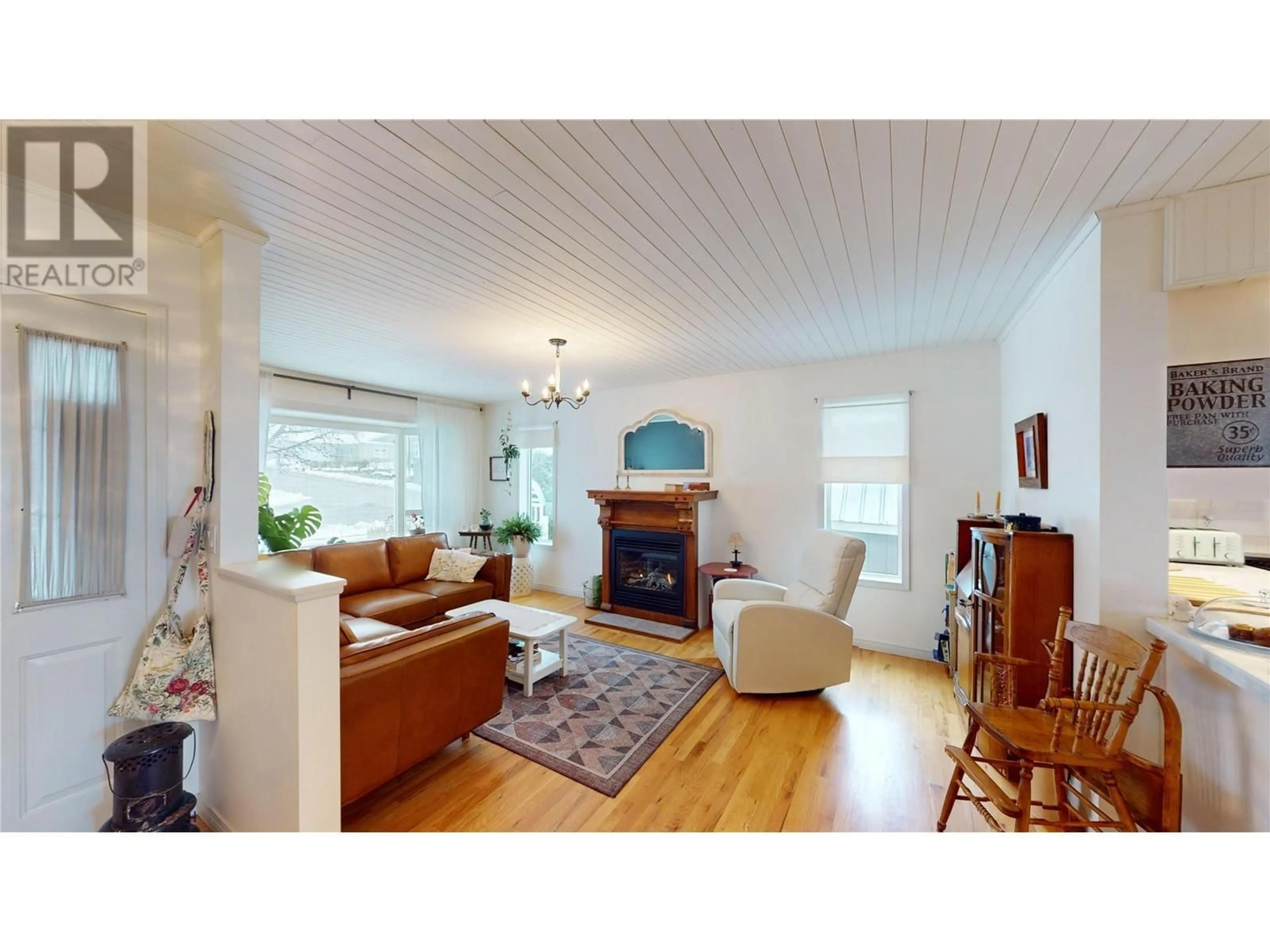 Living room with furniture, wood/laminate floor for 411 Cedar Street, Creston British Columbia V0B1G3