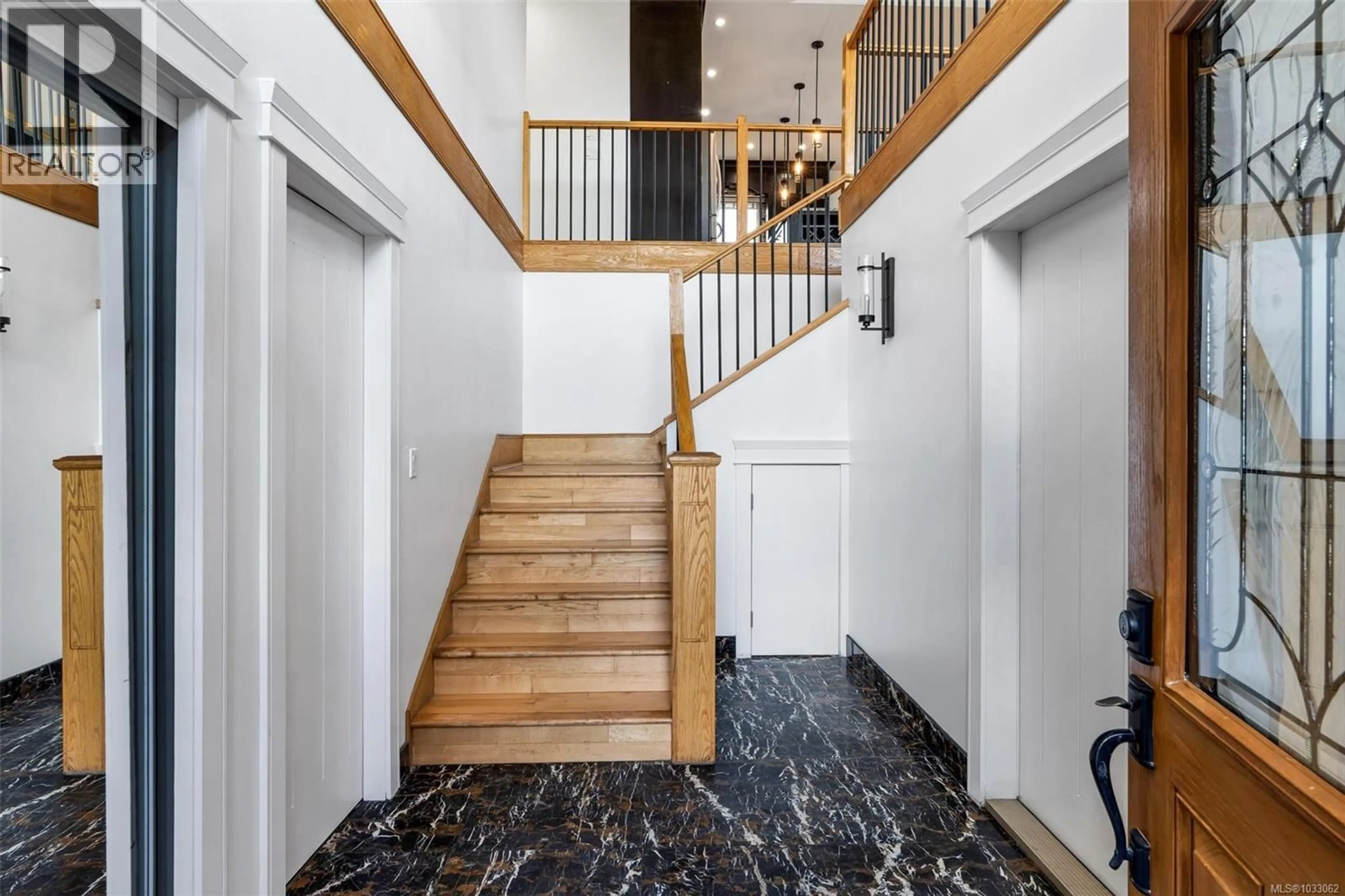 Indoor foyer for 3264 IRMA STREET, Saanich British Columbia V8Z3R8