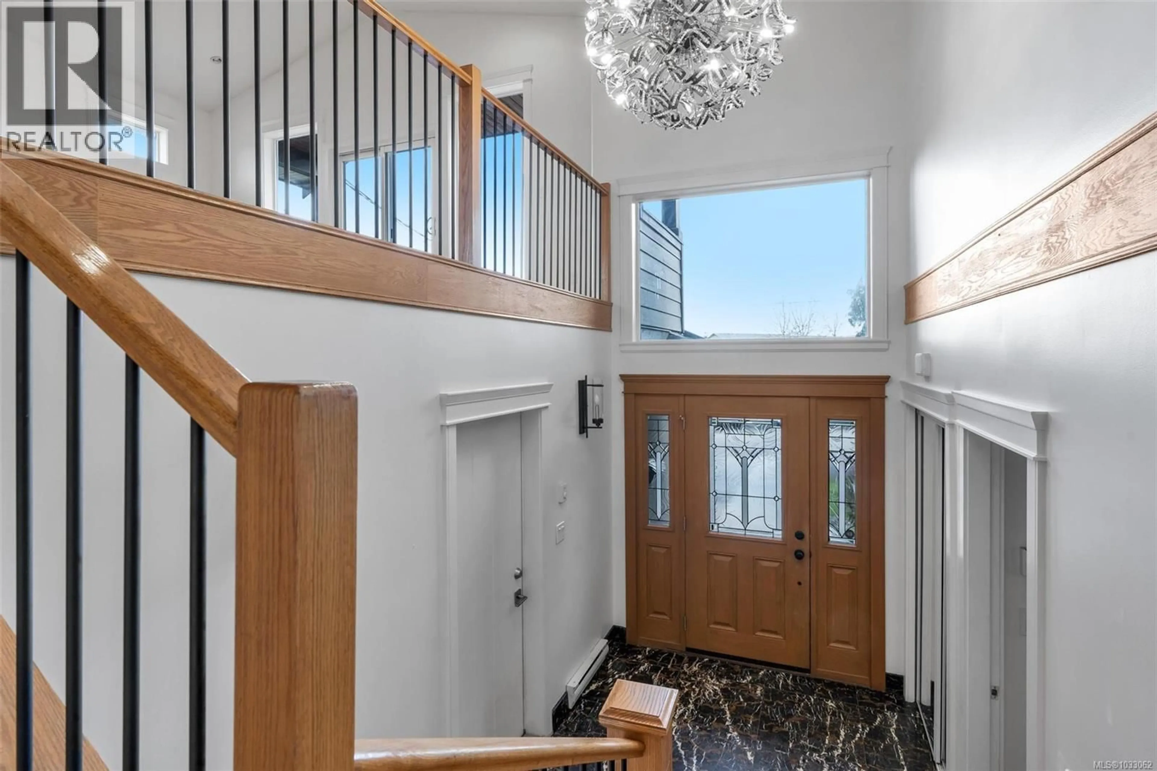 Indoor foyer for 3264 IRMA STREET, Saanich British Columbia V8Z3R8