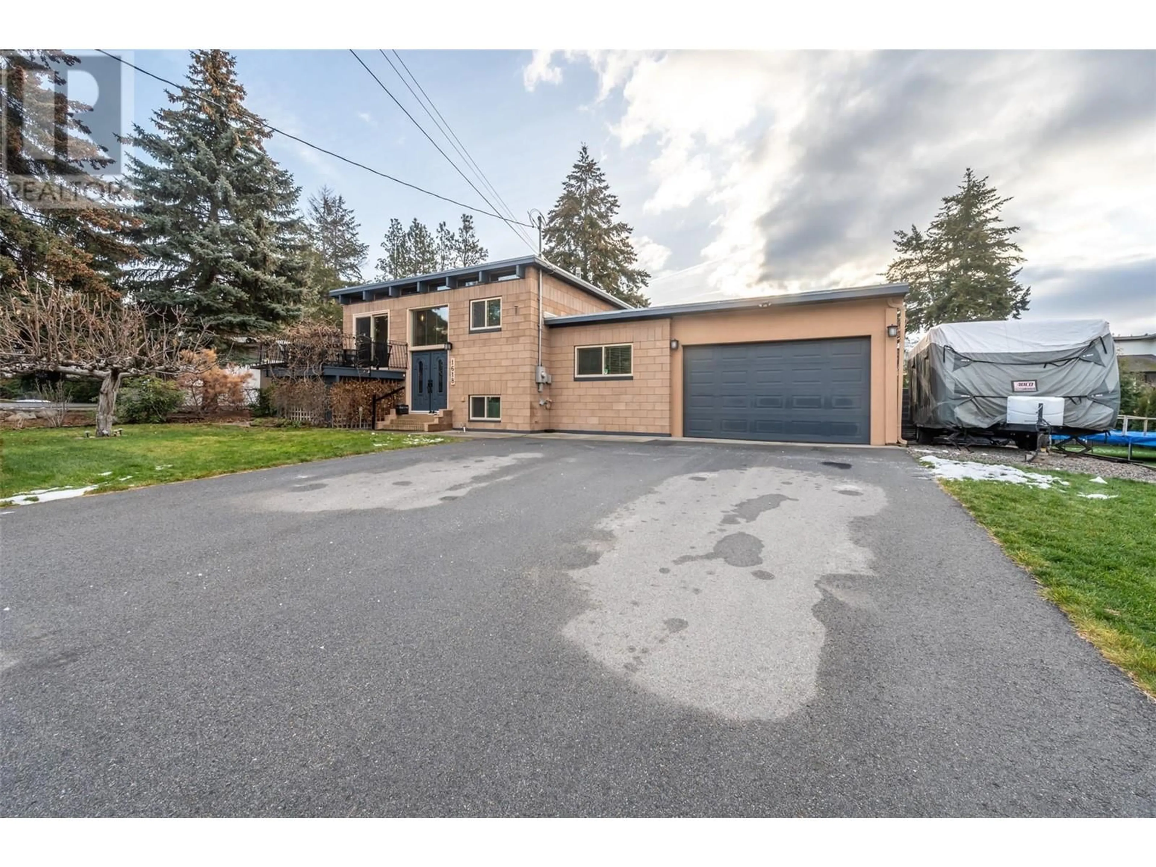 A pic from outside/outdoor area/front of a property/back of a property/a pic from drone, street for 1618 DUNCAN AVE E Avenue, Penticton British Columbia V2A2X9