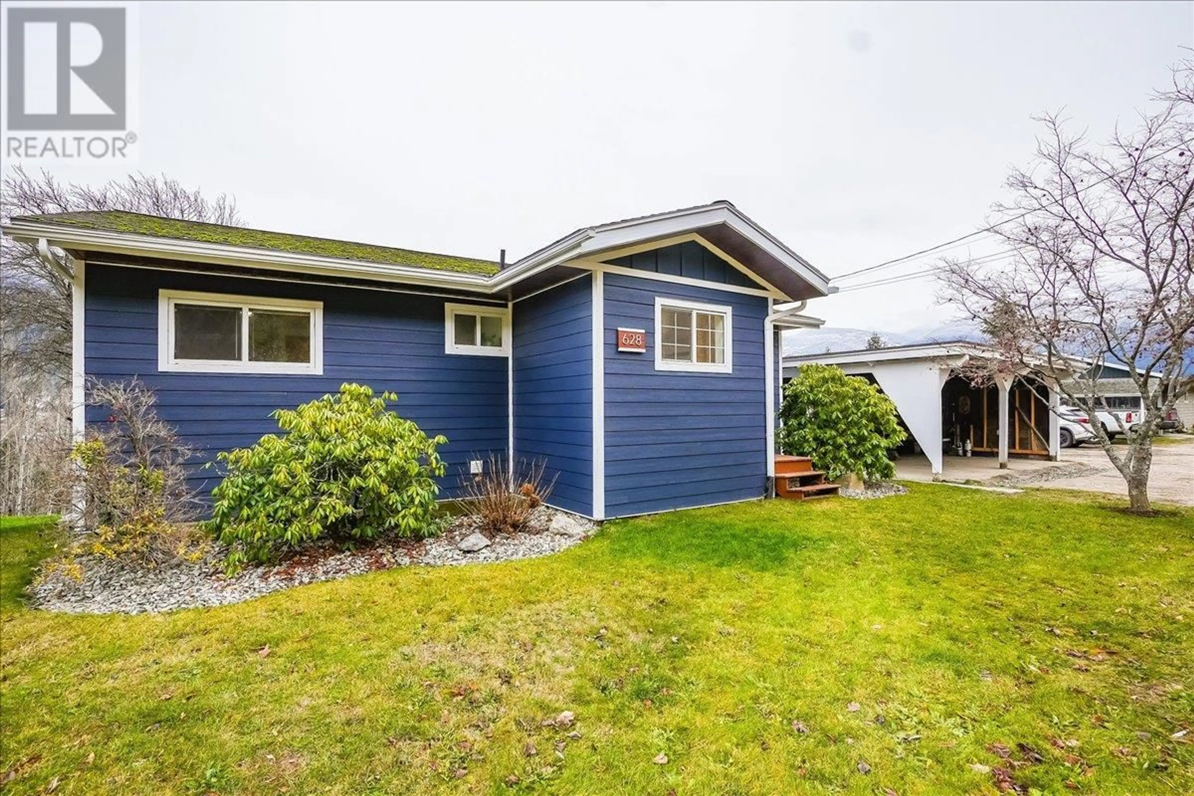 Home with vinyl exterior material, street for 628 JOHNSTONE Road, Nelson British Columbia V1L6H8