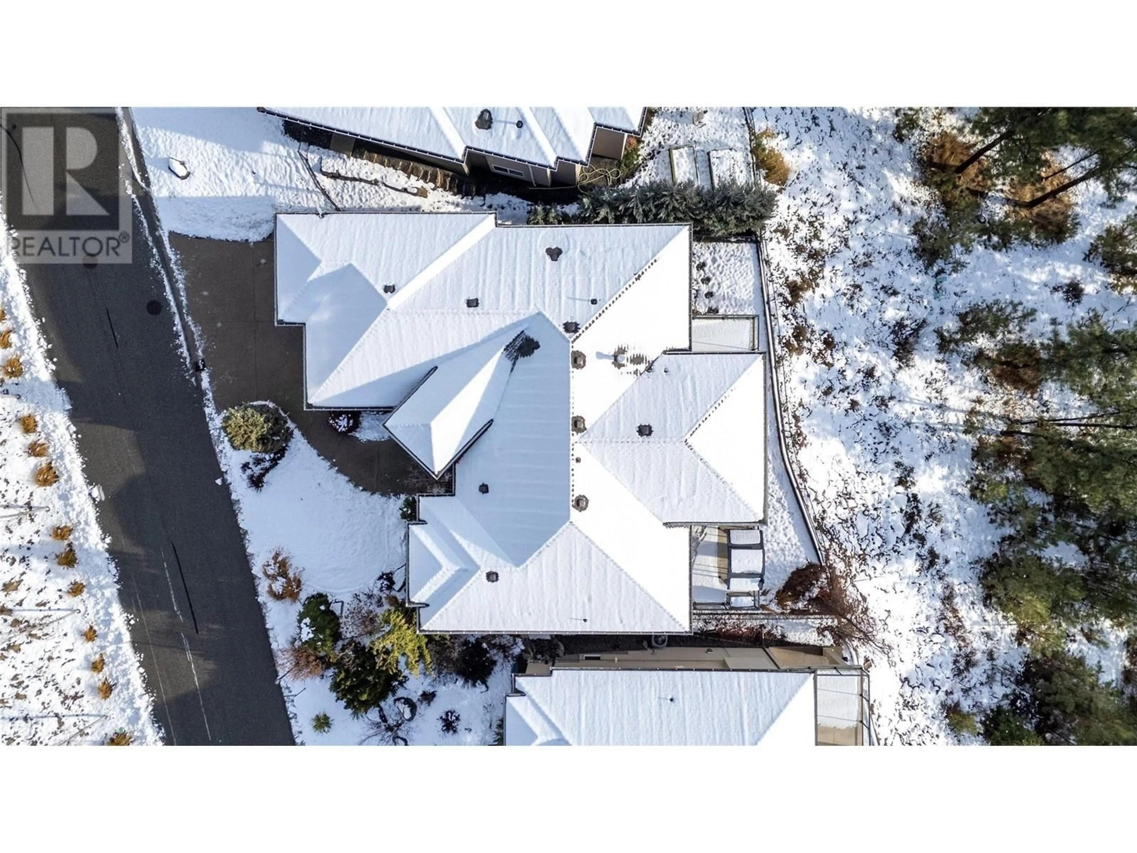 A pic from outside/outdoor area/front of a property/back of a property/a pic from drone, street for 1070 Aurora Heights, West Kelowna British Columbia V1Z4B2