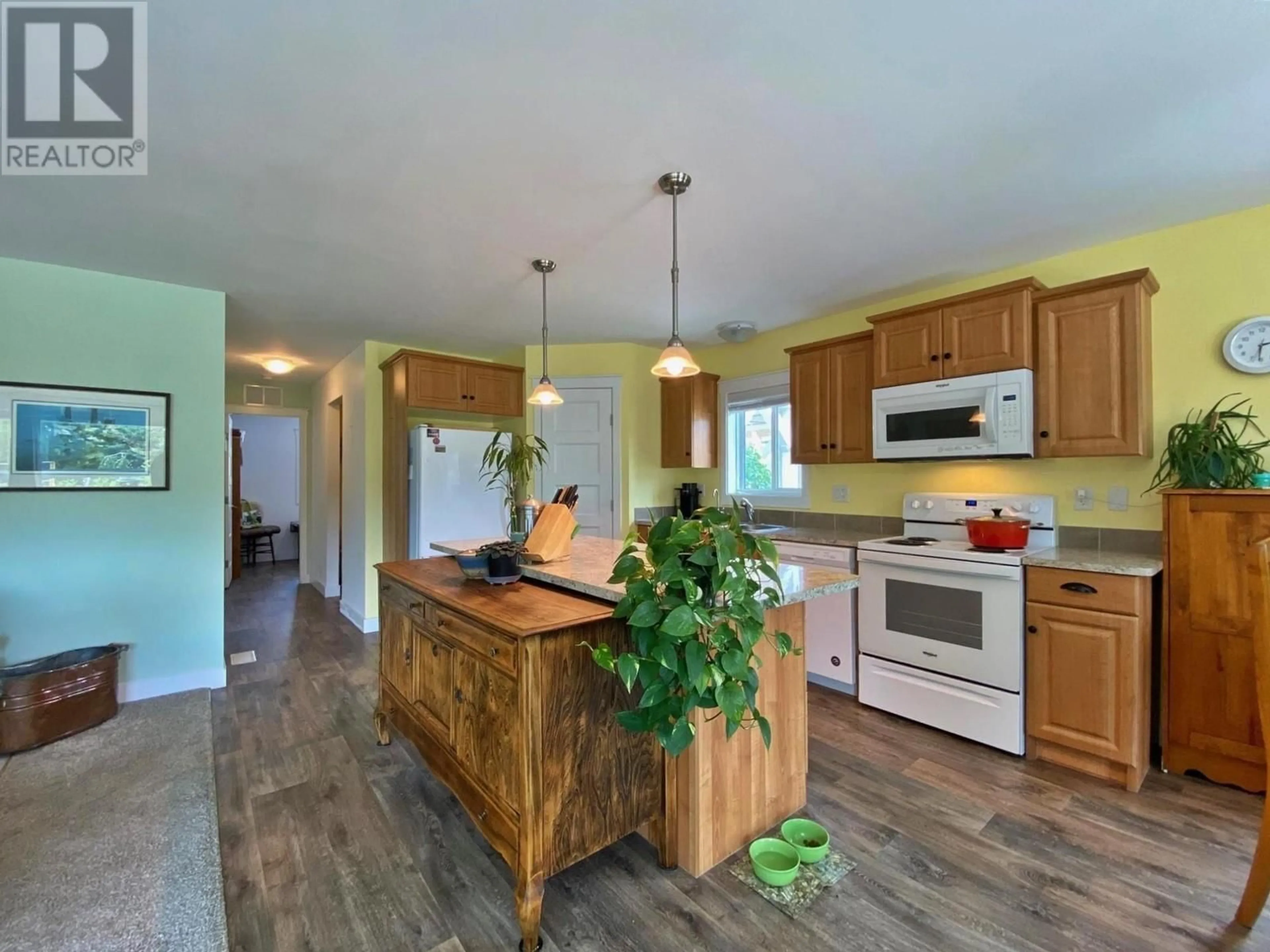 Open concept kitchen, wood/laminate floor for 458 Siska Drive, Barriere British Columbia V0E1E0