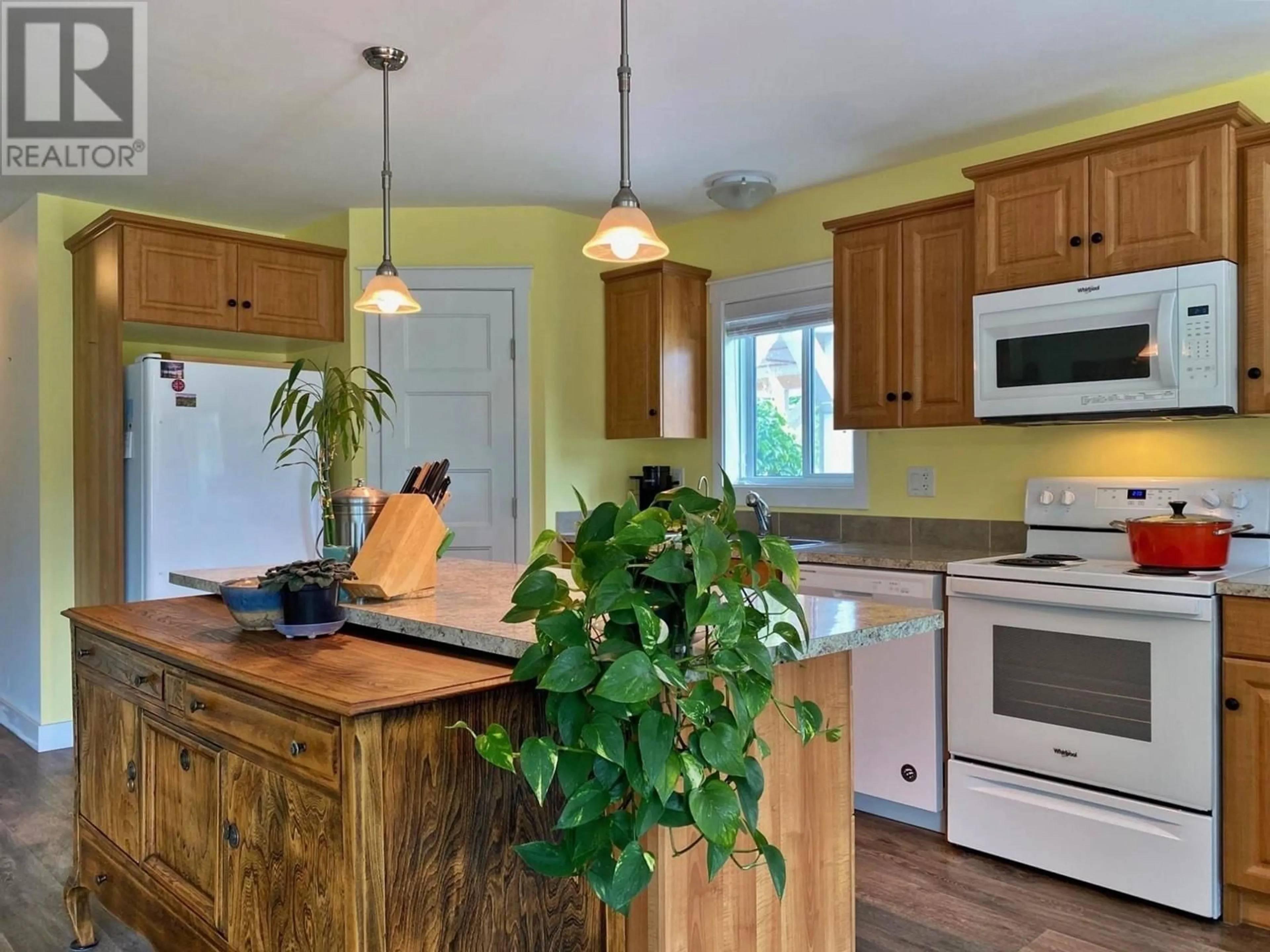 Open concept kitchen, wood/laminate floor for 458 Siska Drive, Barriere British Columbia V0E1E0