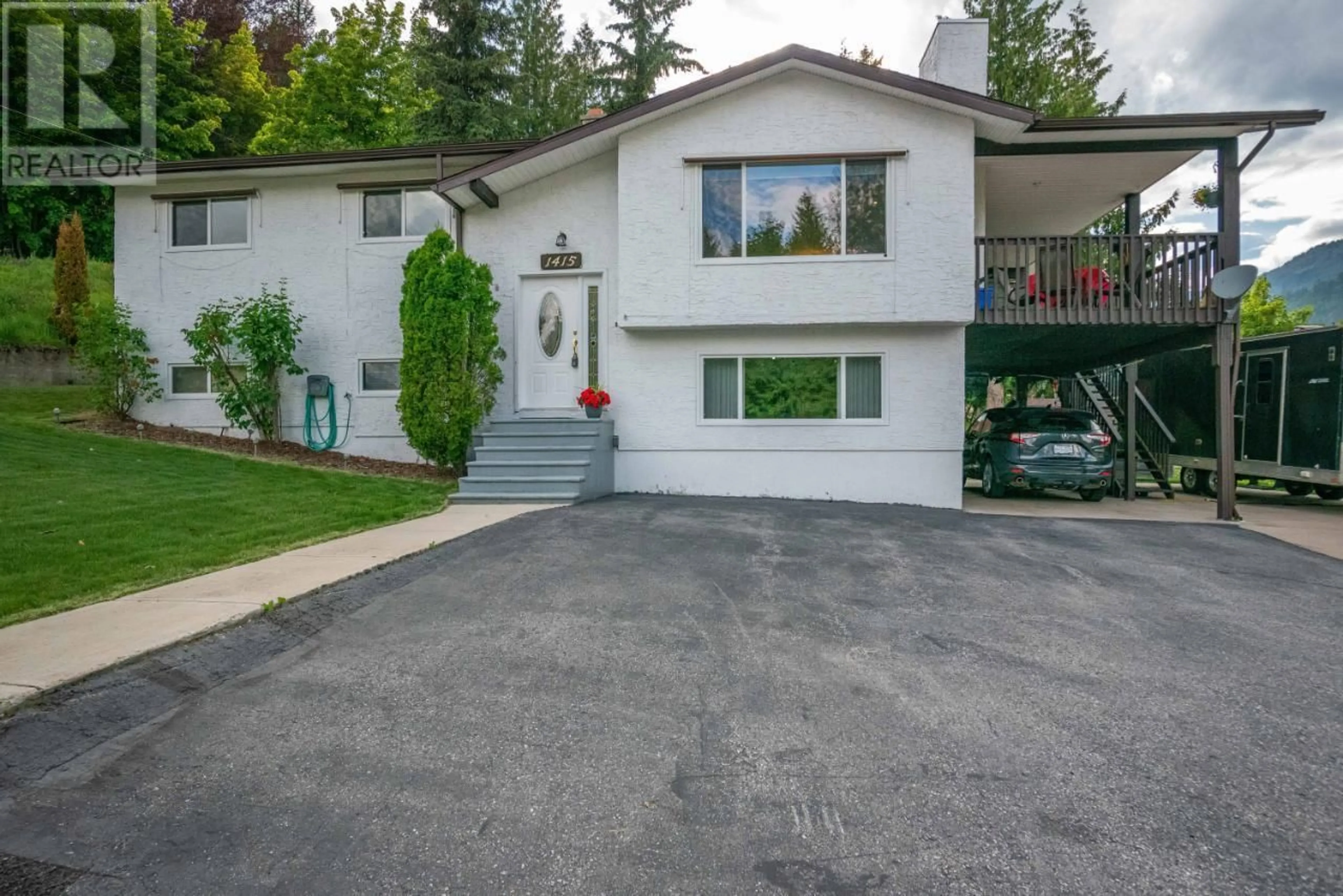 Home with vinyl exterior material, street for 1415 EARL Street, Rossland British Columbia V0G1Y0