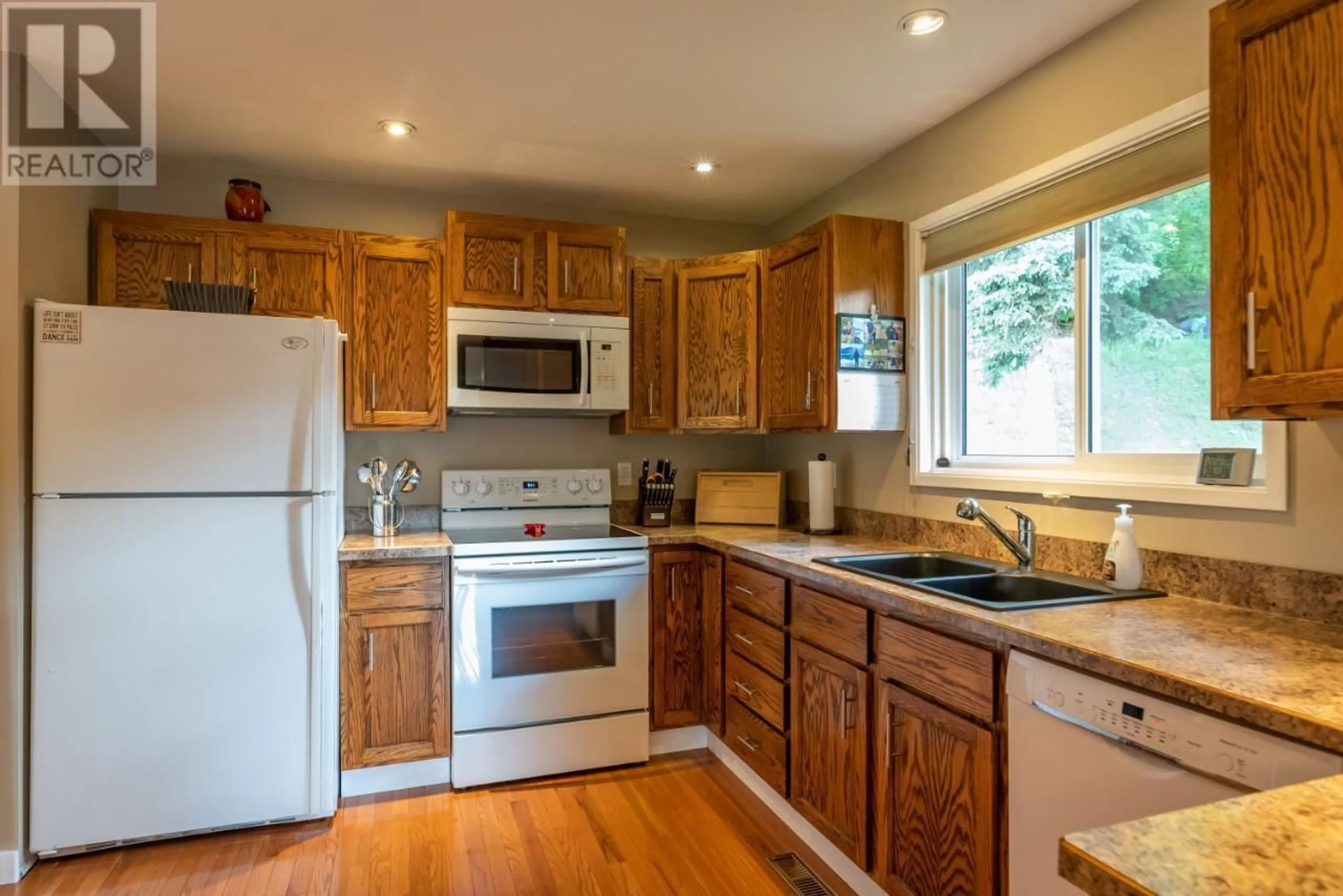 Standard kitchen, wood/laminate floor for 1415 EARL Street, Rossland British Columbia V0G1Y0