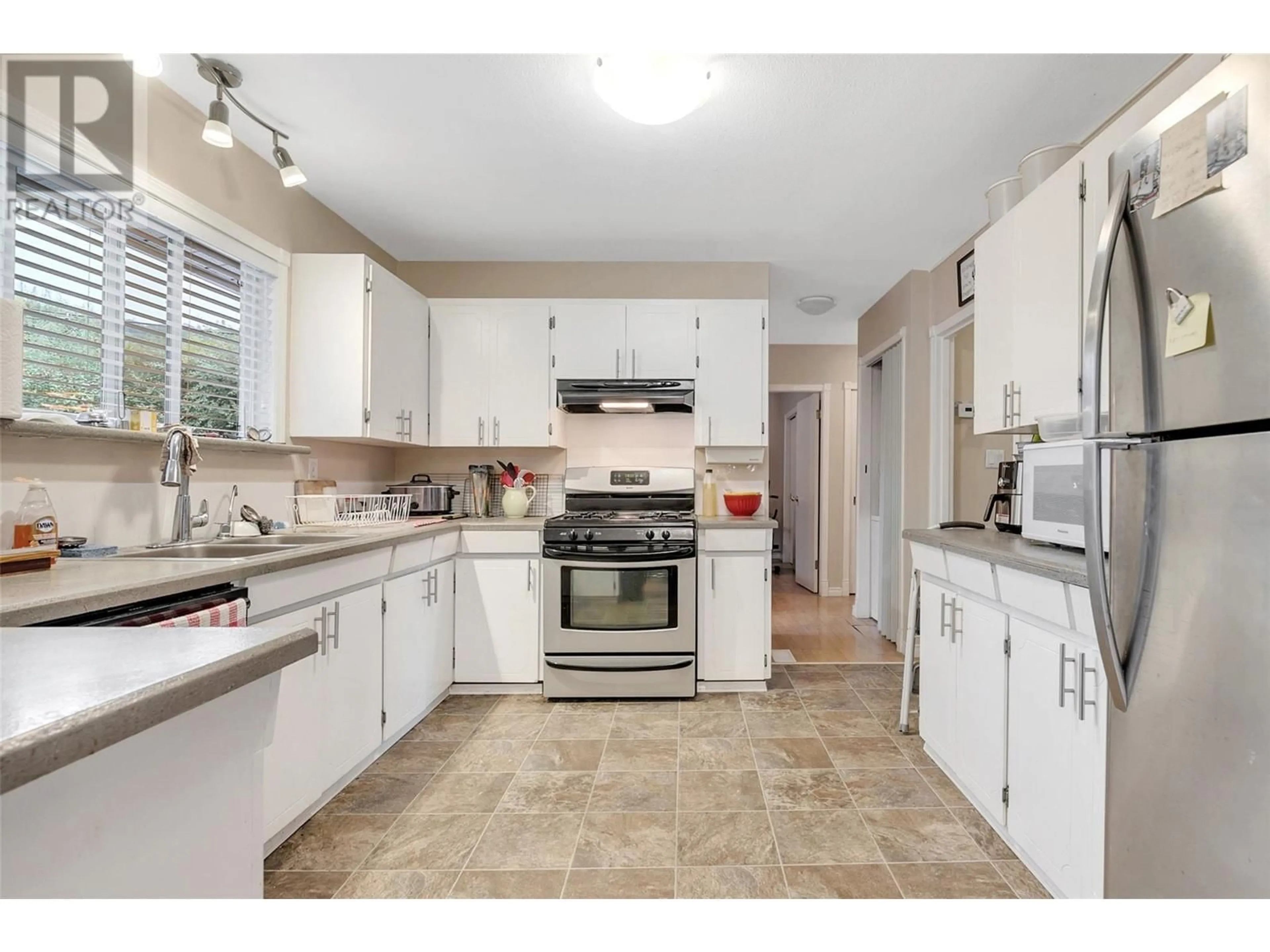 Open concept kitchen, ceramic/tile floor for 1911 Cross Road, Kelowna British Columbia V1V2E4