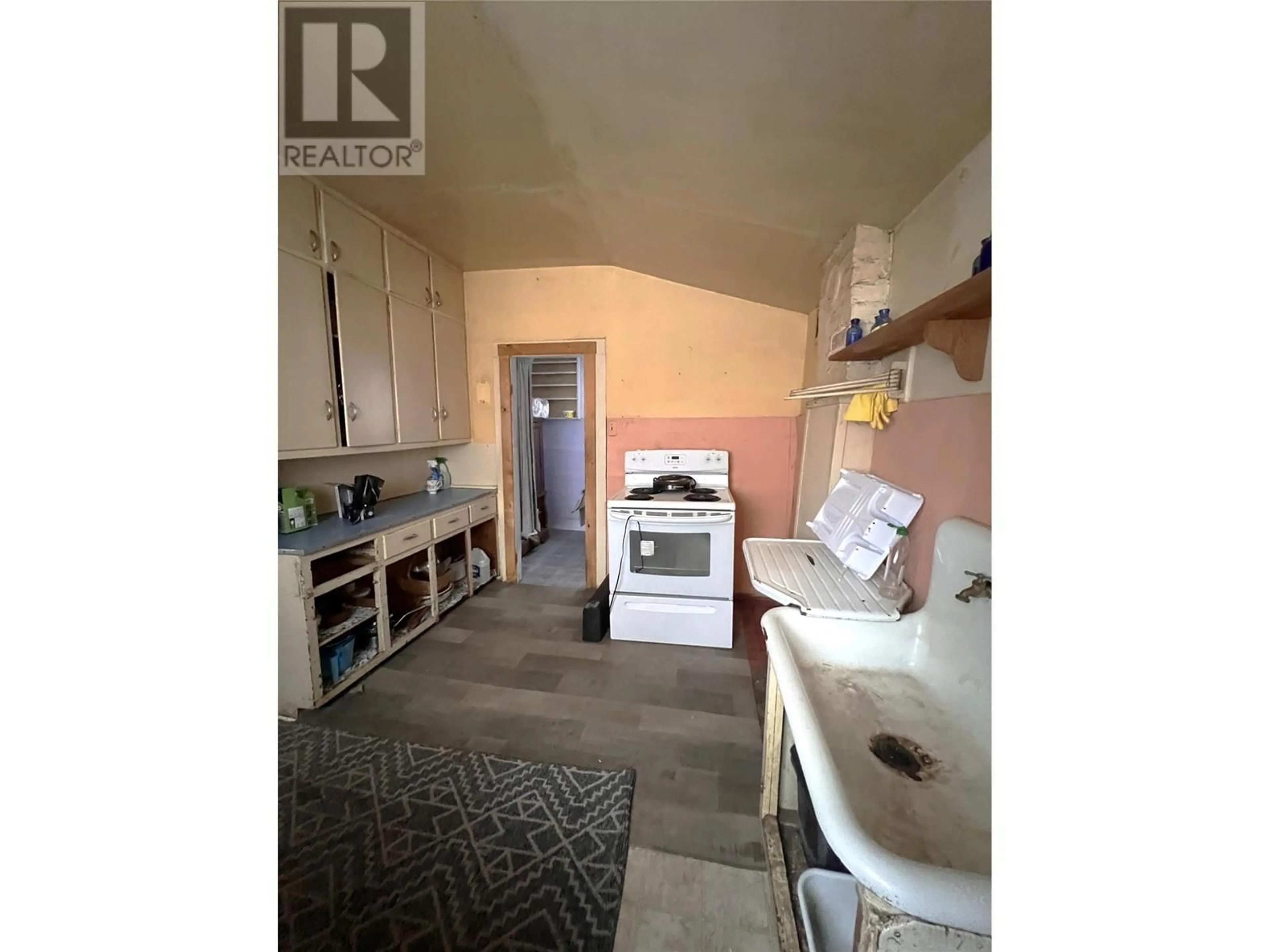 Standard kitchen, ceramic/tile floor for 707 Park Street, Slocan British Columbia V0G2C0