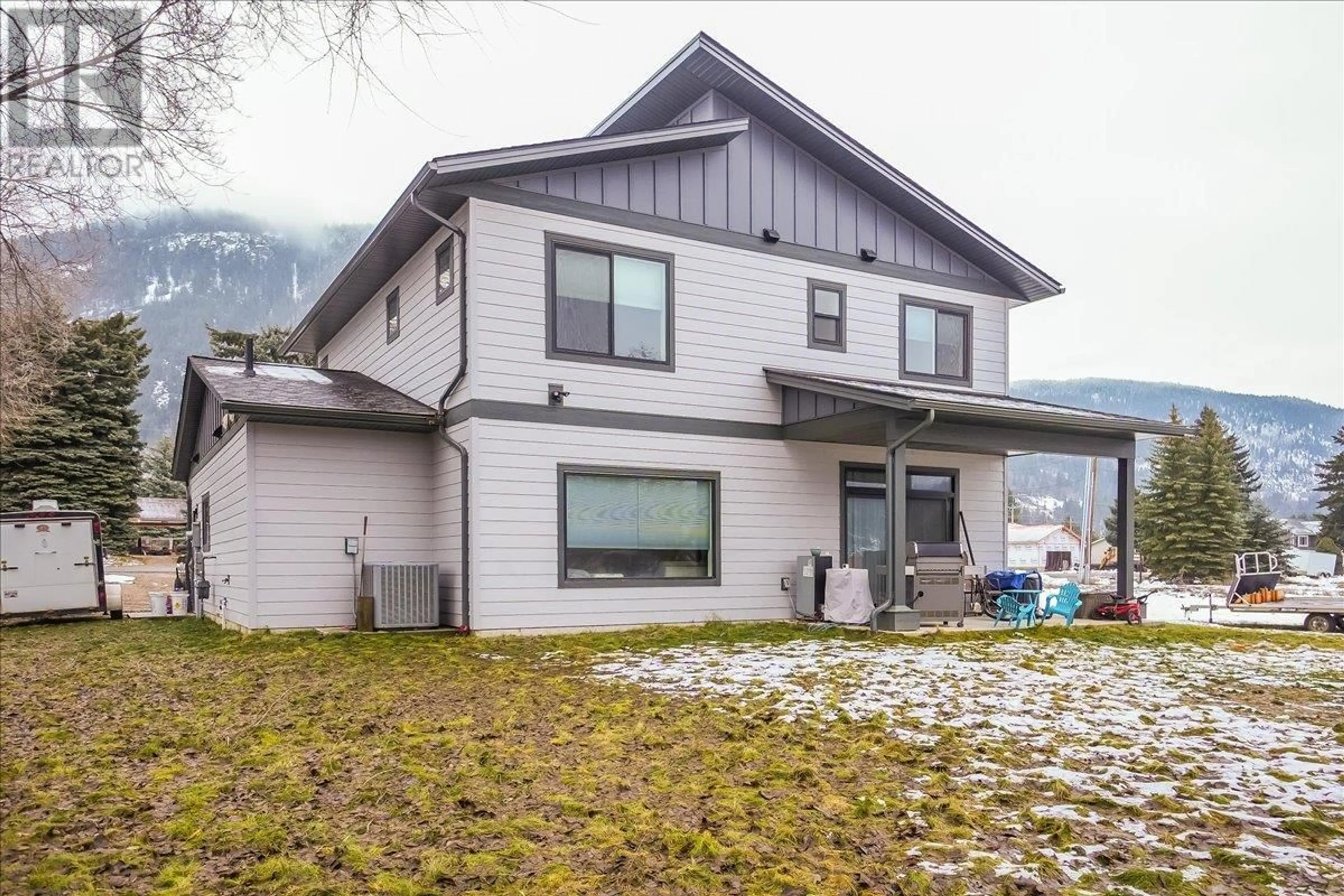 Home with vinyl exterior material, mountain view for 929 WATERLOO Crescent, Castlegar British Columbia V1N4M3