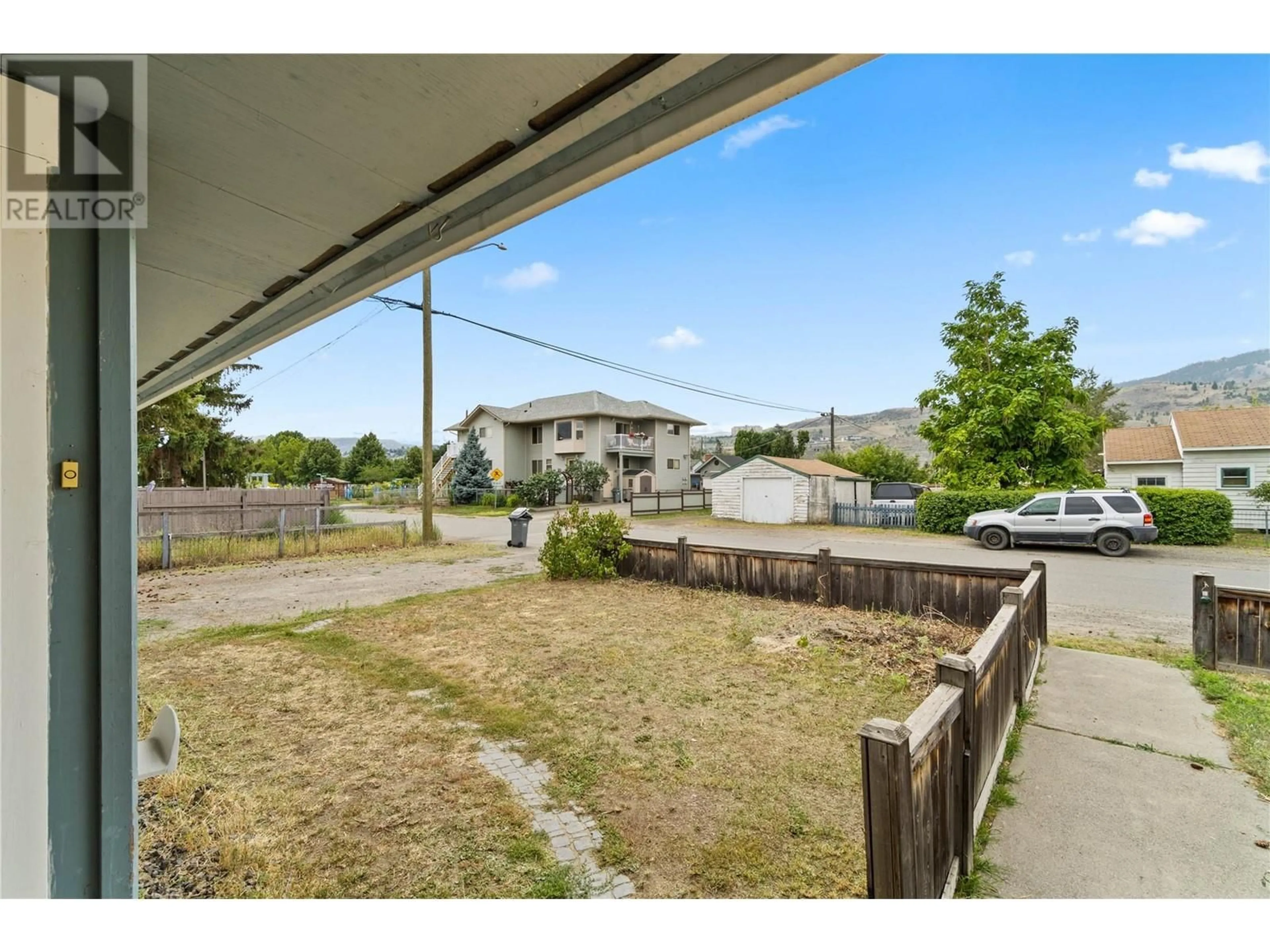 A pic from outside/outdoor area/front of a property/back of a property/a pic from drone, street for 596 MCDONALD Avenue, Kamloops British Columbia V2B3T2