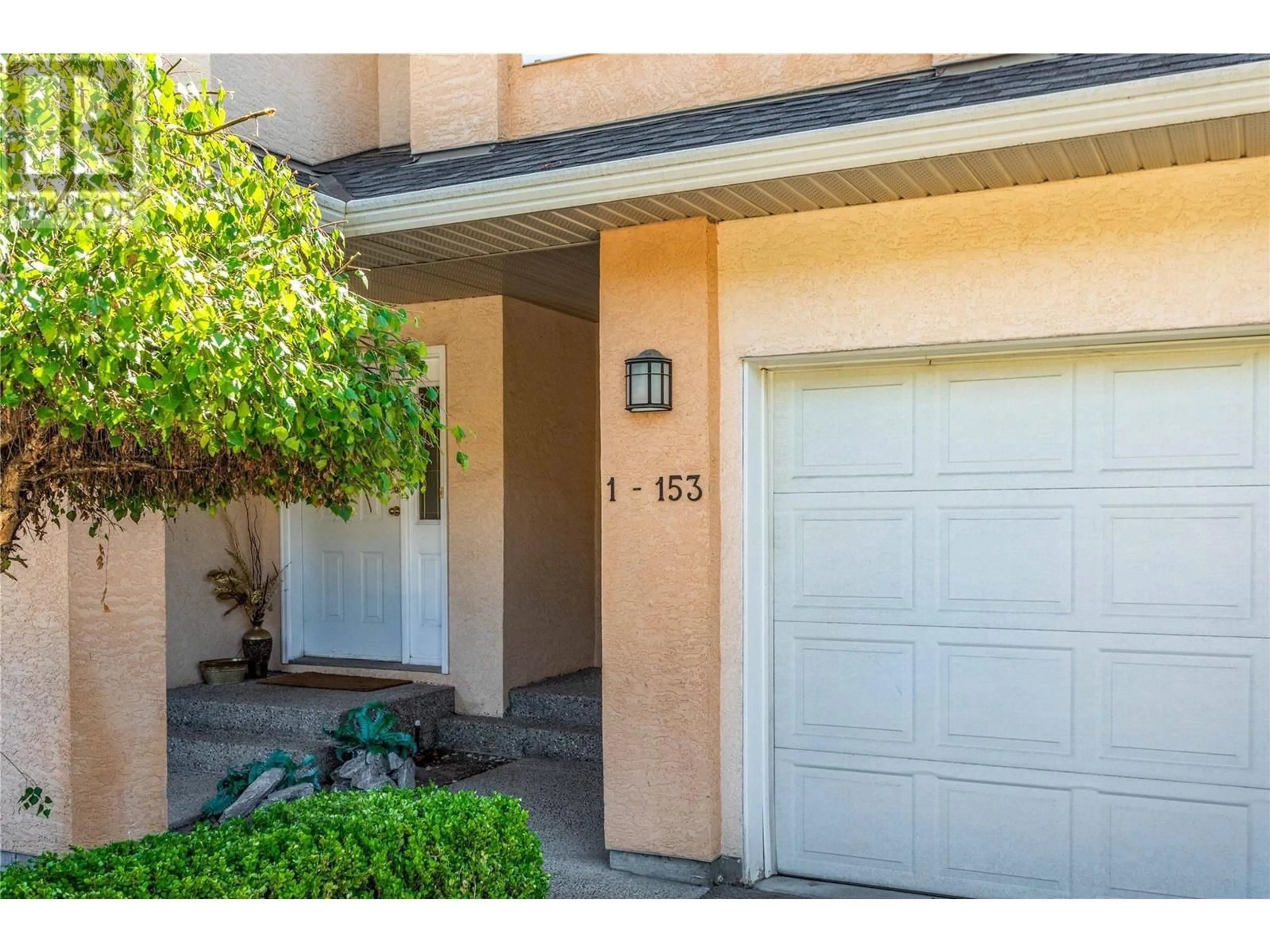 Indoor entryway for 153 Snowsell Street Unit# 1, Kelowna British Columbia V1V1Z1