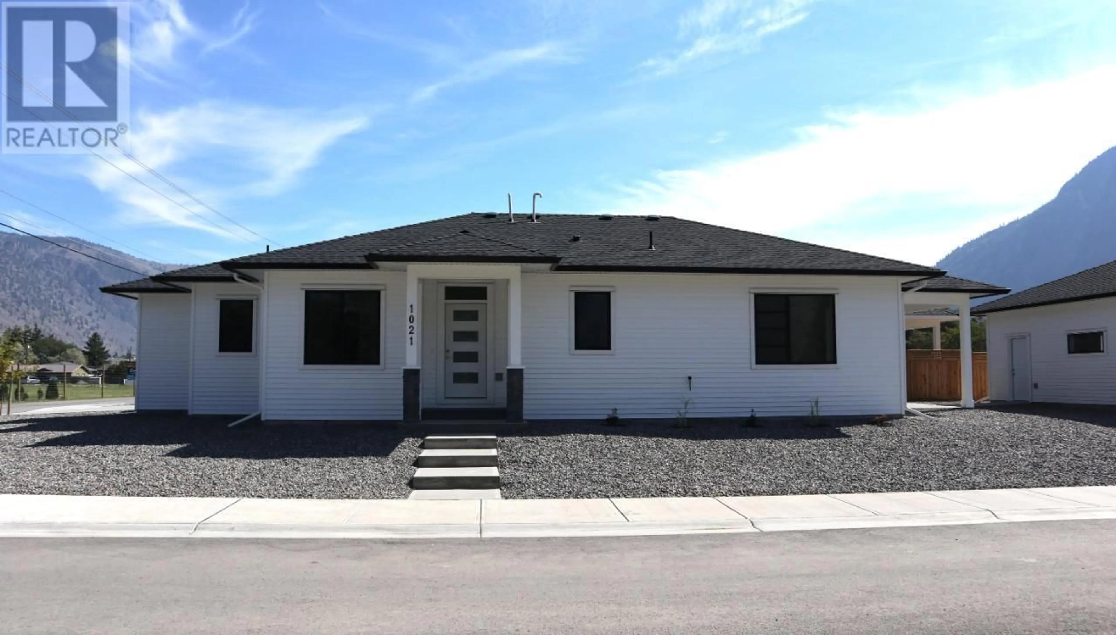 Home with vinyl exterior material, building for 1021 3RD Street, Keremeos British Columbia V0X1N3