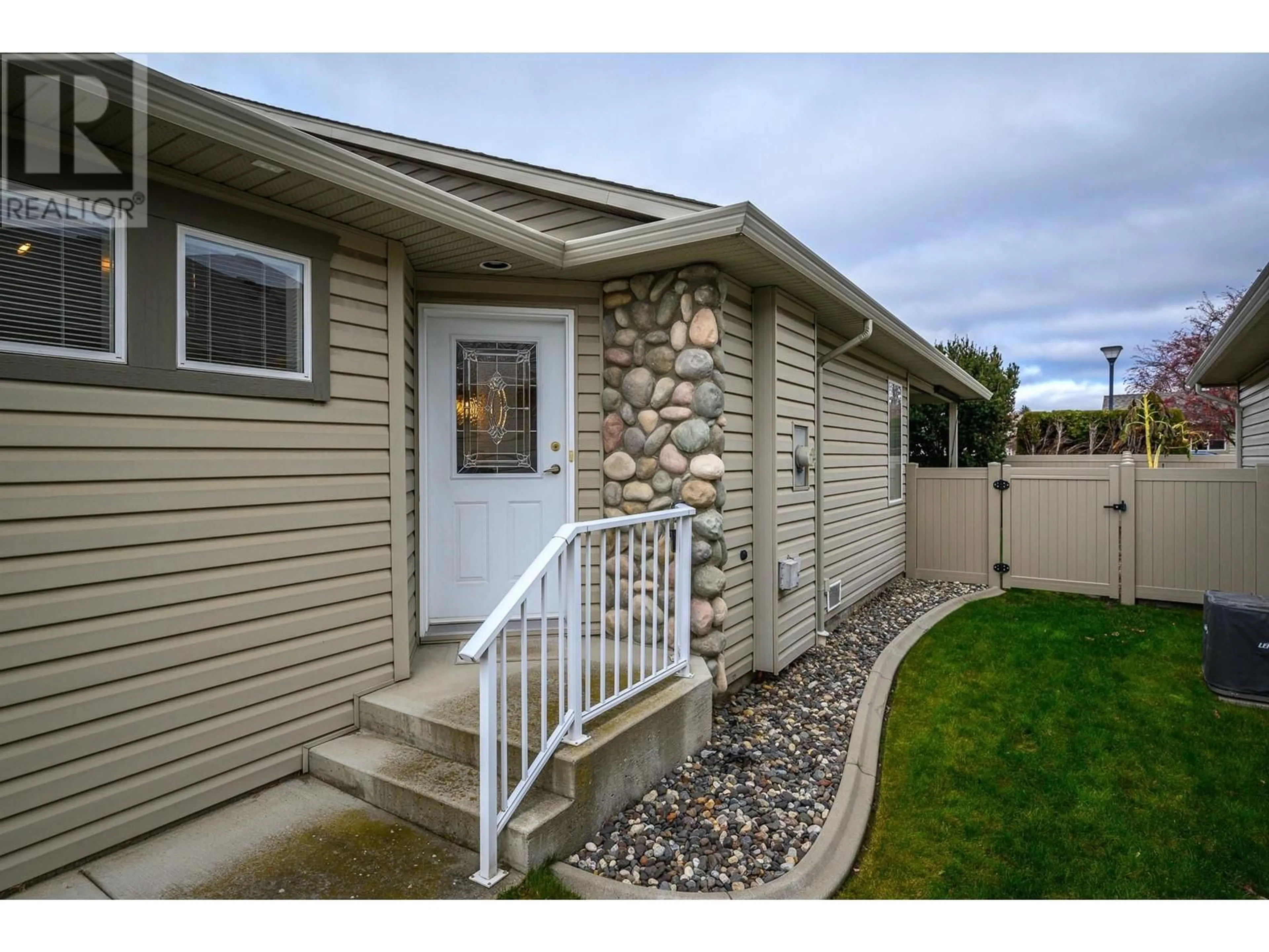 Home with vinyl exterior material, unknown for 5888 Okanagan Landing Road Unit# 52, Vernon British Columbia V1H1S2