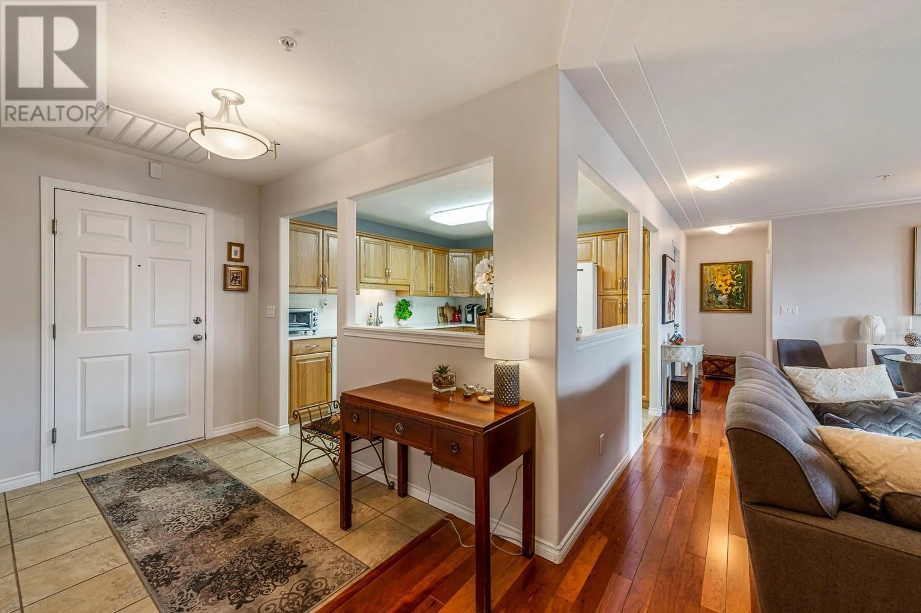 Indoor entryway for 605 - 1967 UNDERHILL STREET, Kelowna British Columbia V1X8C9