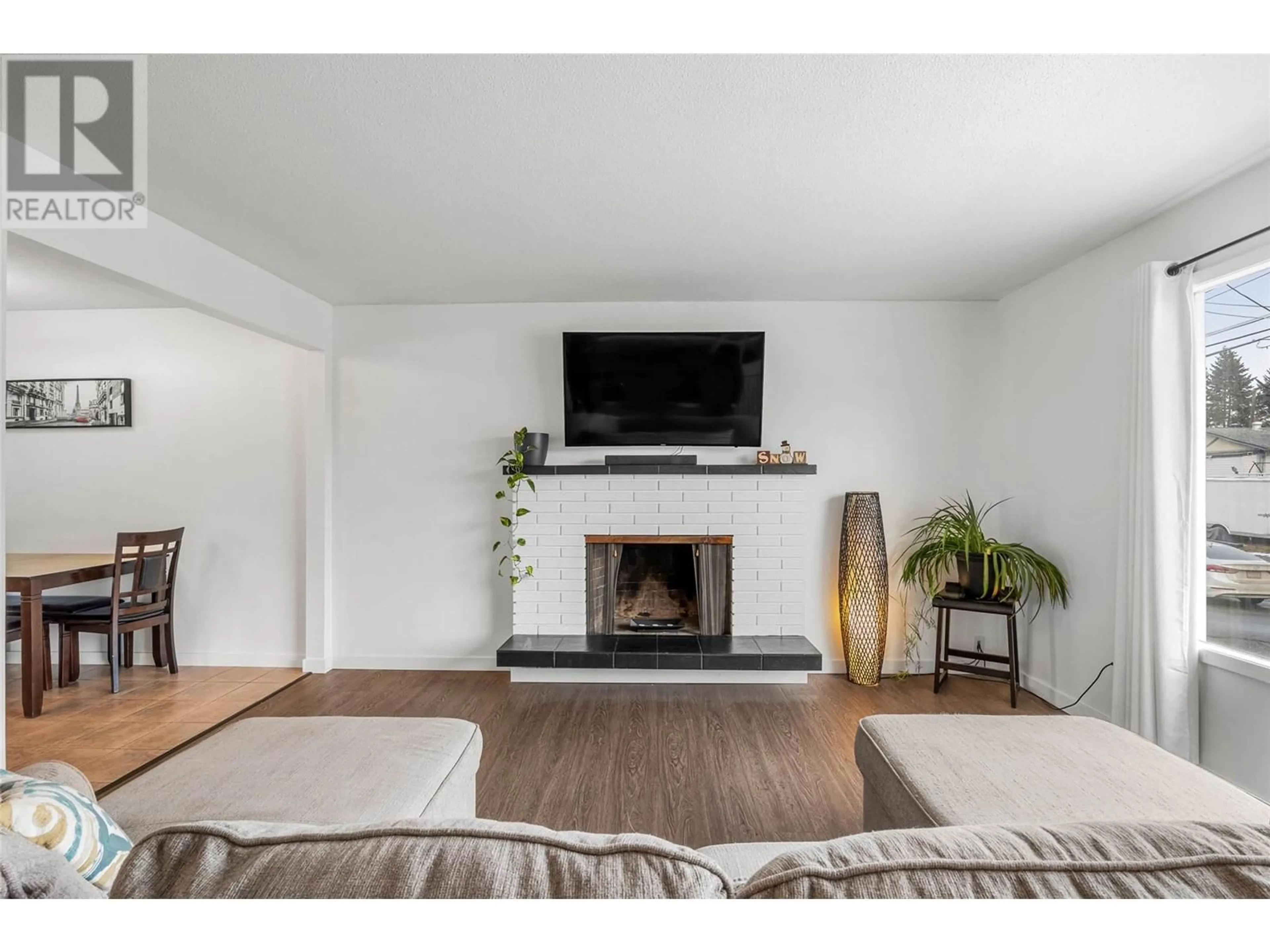 Living room with furniture, wood/laminate floor for 1505 Westlynn Drive, Kamloops British Columbia V2B5Z4