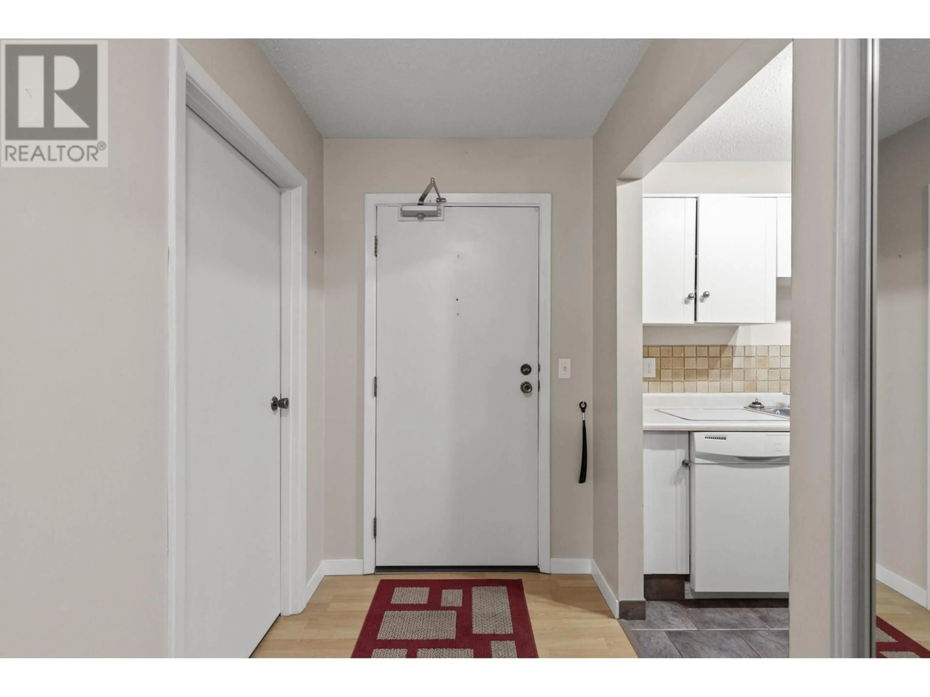 Indoor entryway for 108 - 1035 BERNARD AVENUE, Kelowna British Columbia V1Y6P7