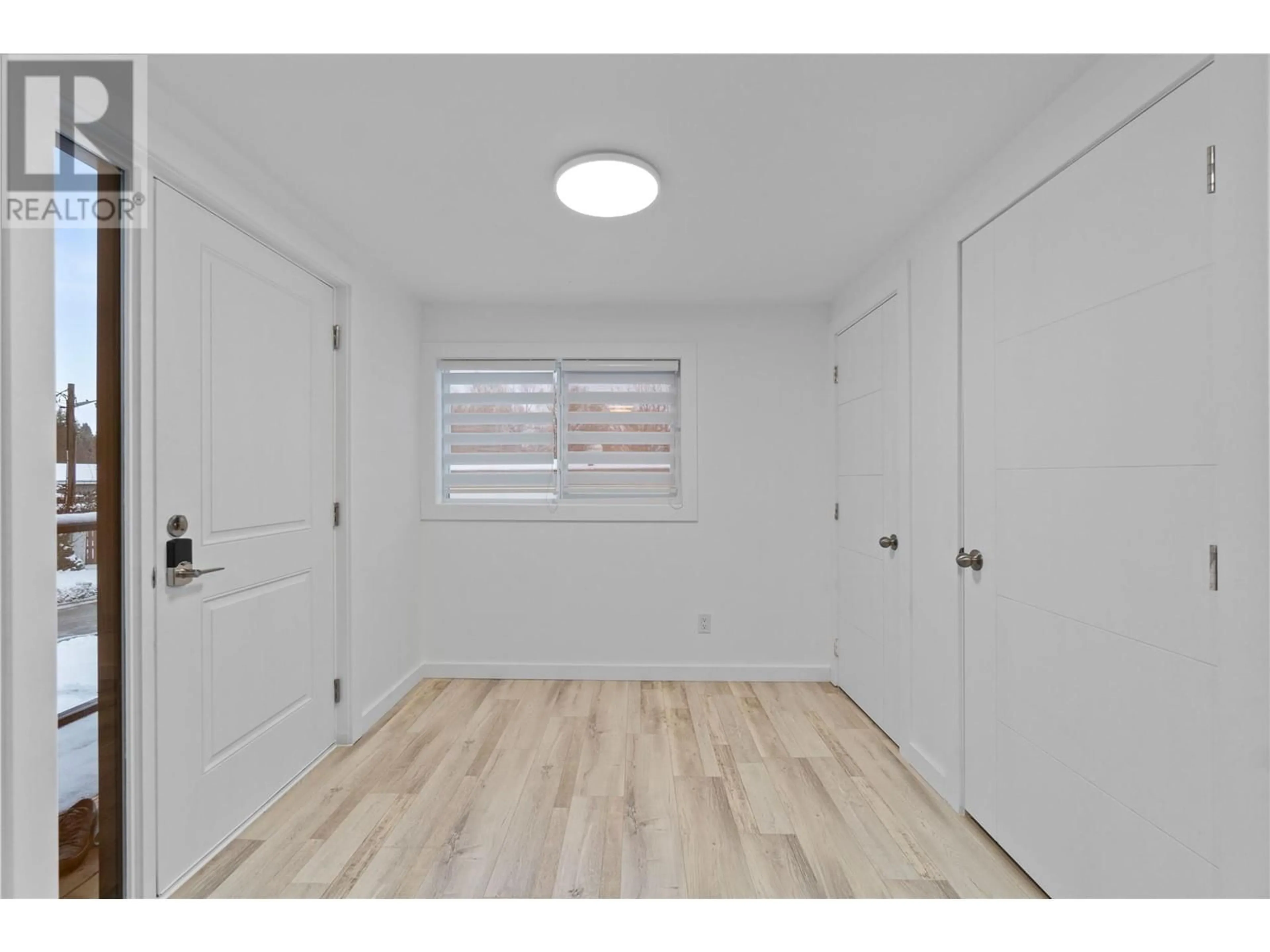 Indoor entryway for 10 - 4061 11 AVENUE NORTHEAST, Salmon Arm British Columbia V1E1C7