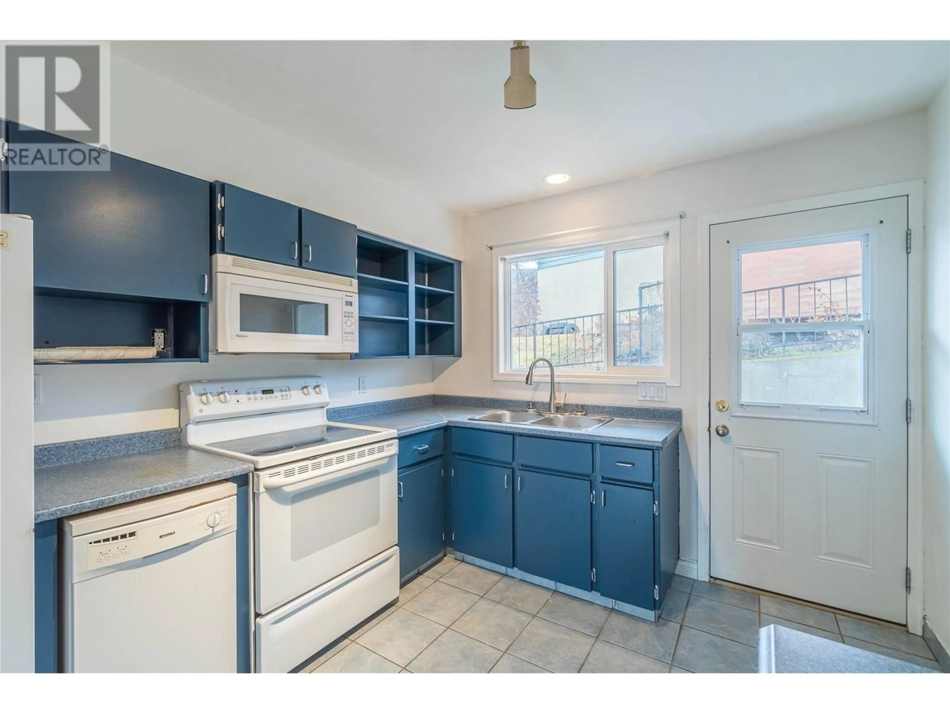 Open concept kitchen, ceramic/tile floor for 825 HILL Street Unit# 101, Ashcroft British Columbia V0K1A0