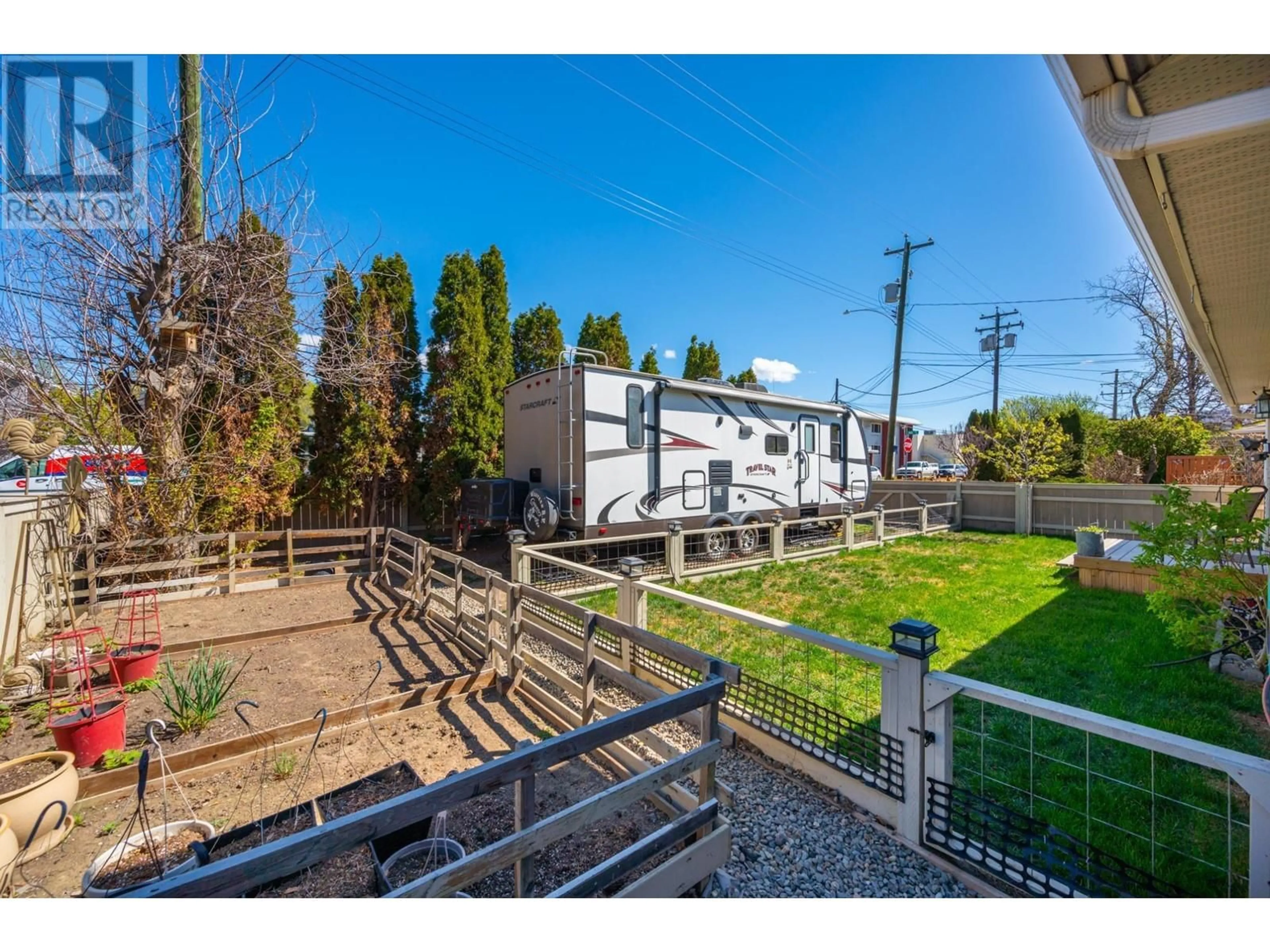 A pic from outside/outdoor area/front of a property/back of a property/a pic from drone, street for 253 ROYAL Avenue, Kamloops British Columbia V2B3P4