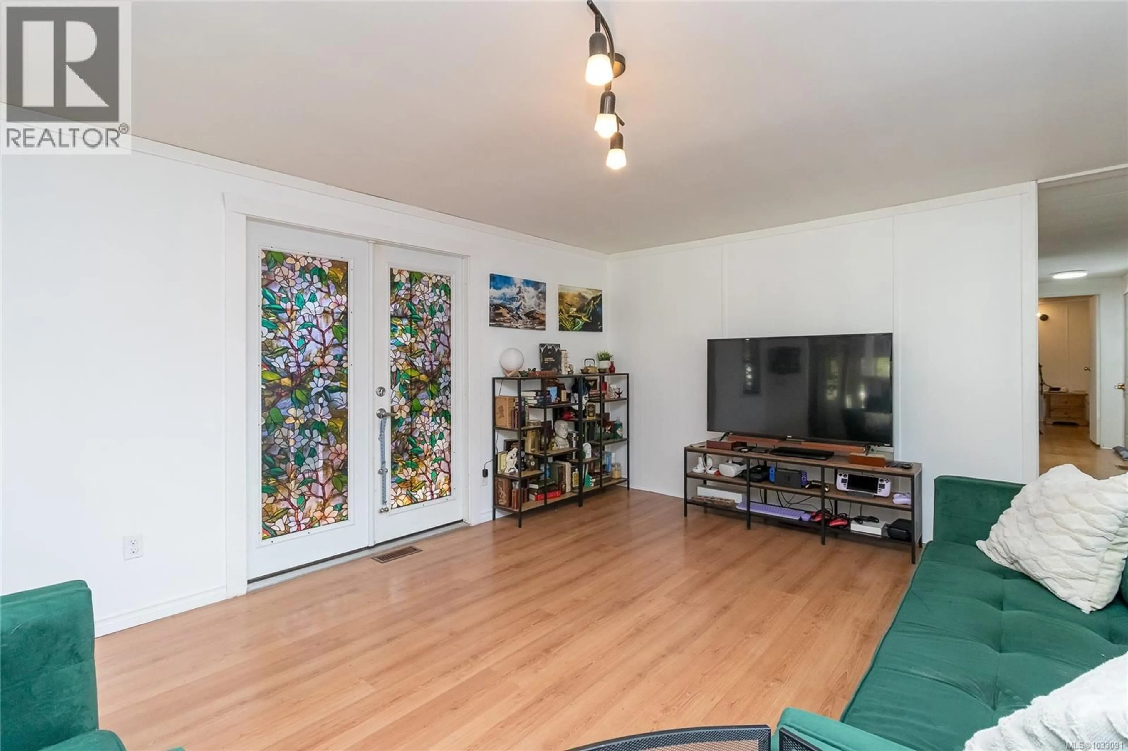 Living room with furniture, wood/laminate floor for 66 - 2785 WALLBANK ROAD, Shawnigan Lake British Columbia V0R2W0