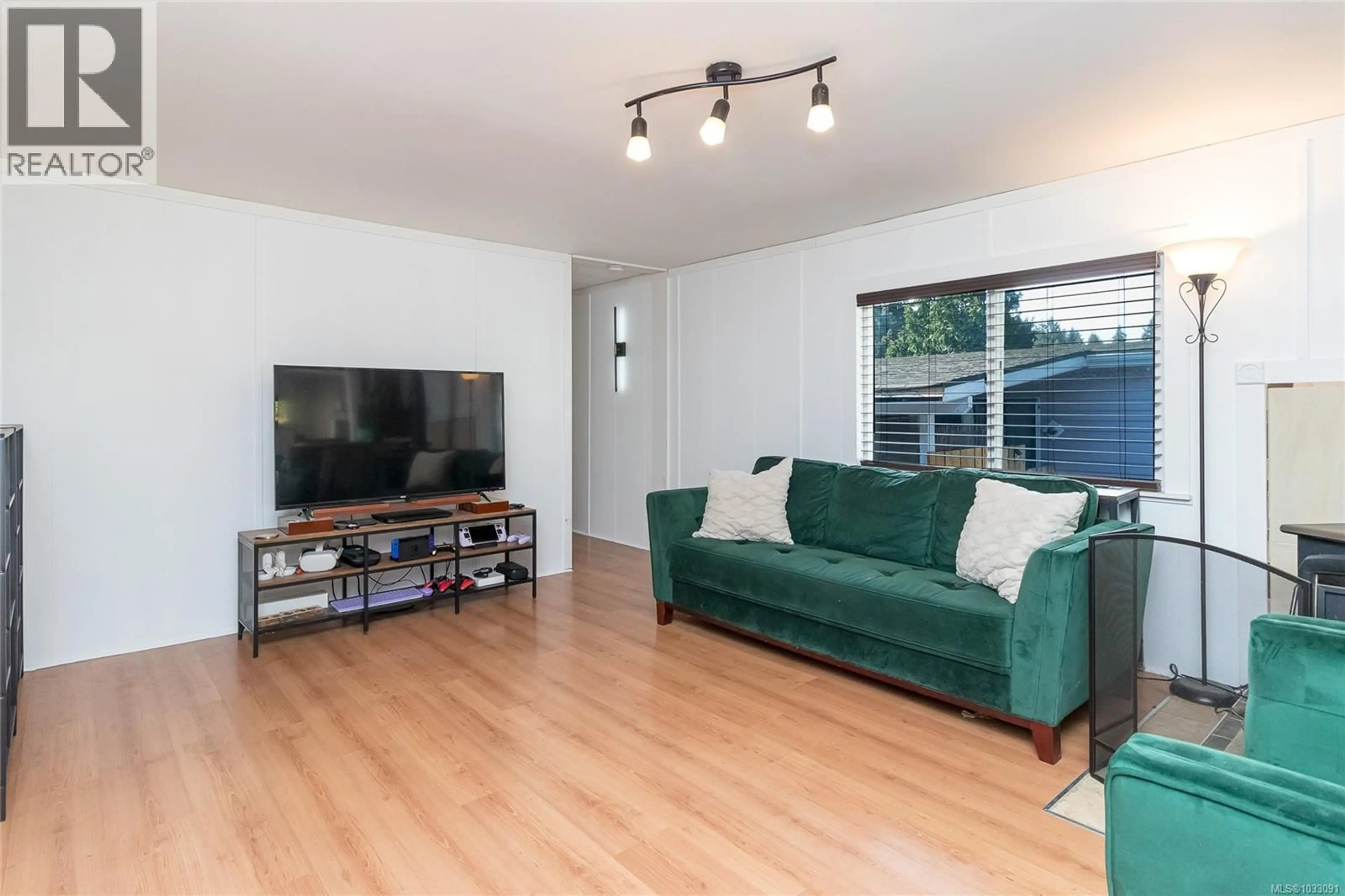 Living room with furniture, wood/laminate floor for 66 - 2785 WALLBANK ROAD, Shawnigan Lake British Columbia V0R2W0