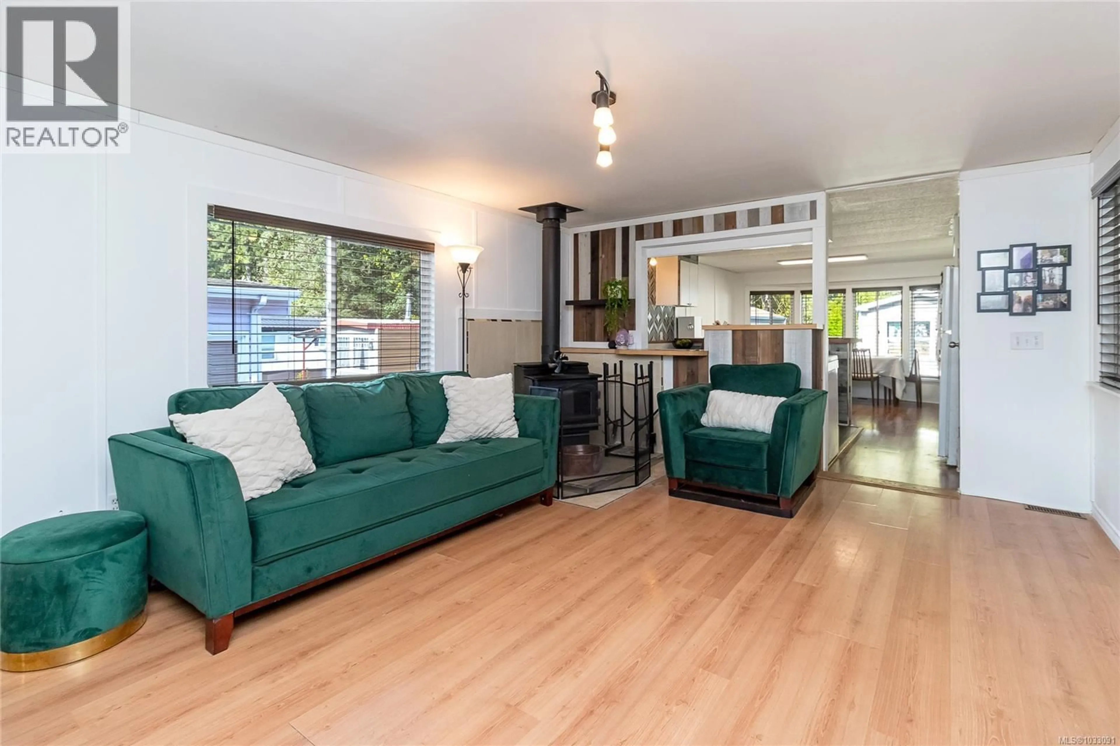 Living room with furniture, wood/laminate floor for 66 - 2785 WALLBANK ROAD, Shawnigan Lake British Columbia V0R2W0