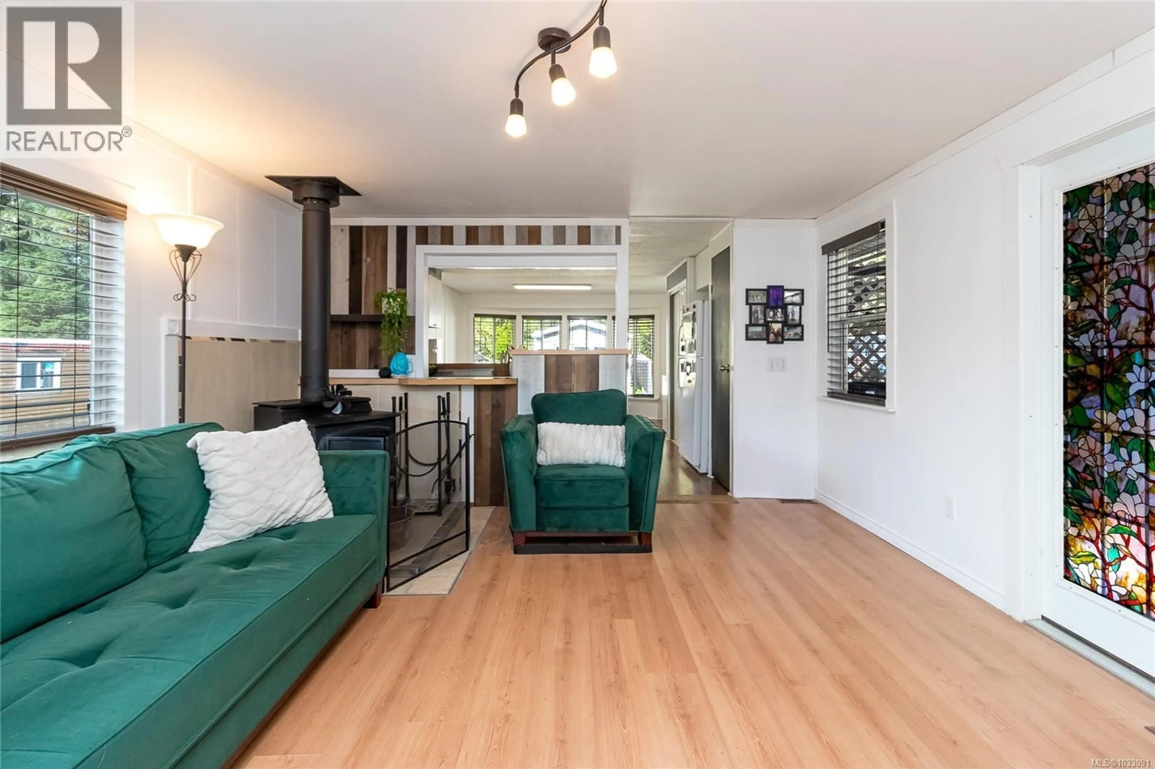 Living room with furniture, wood/laminate floor for 66 - 2785 WALLBANK ROAD, Shawnigan Lake British Columbia V0R2W0